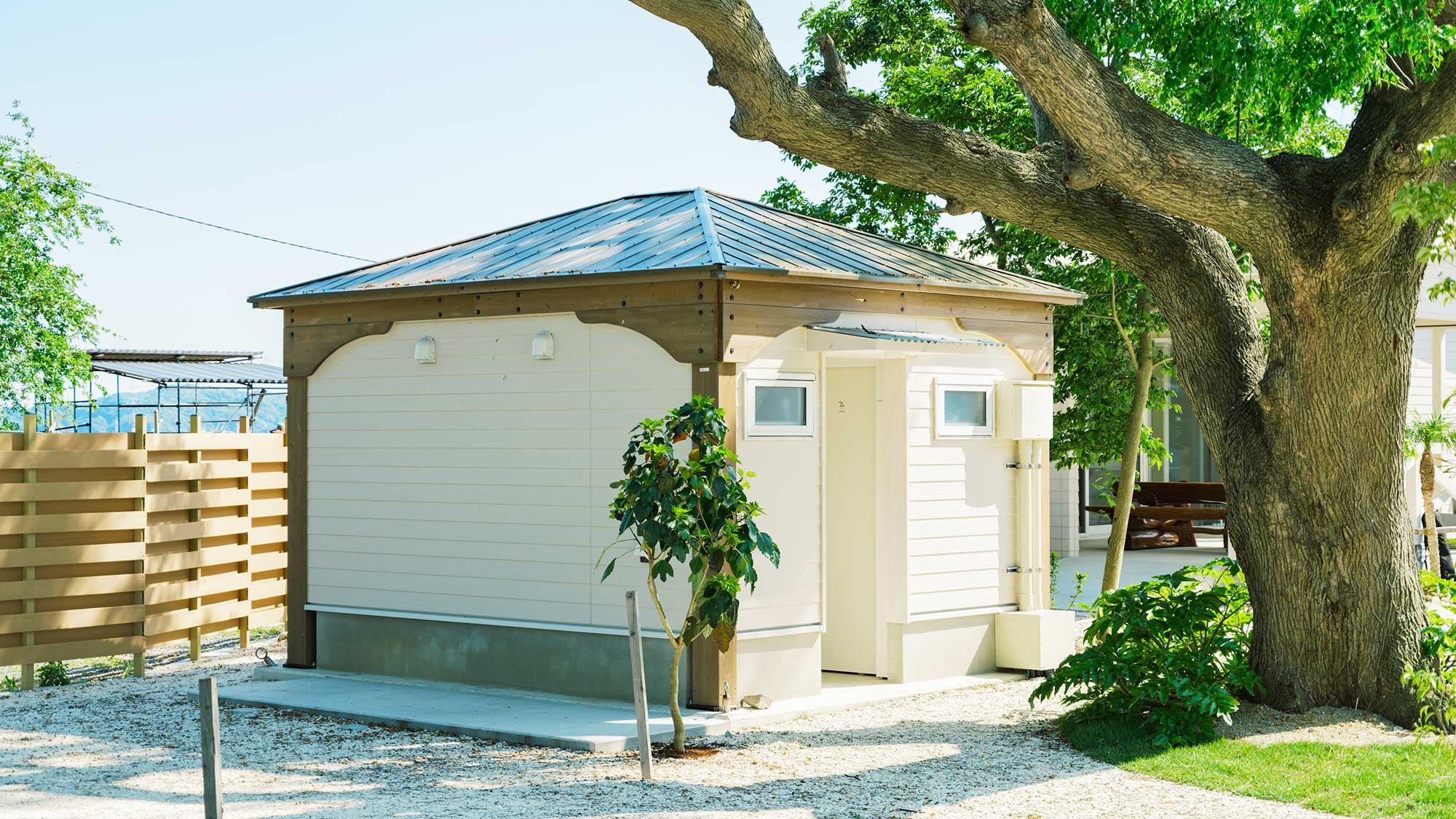 【共用シャワートイレ】敷地内に共用のシャワートイレを設けております。