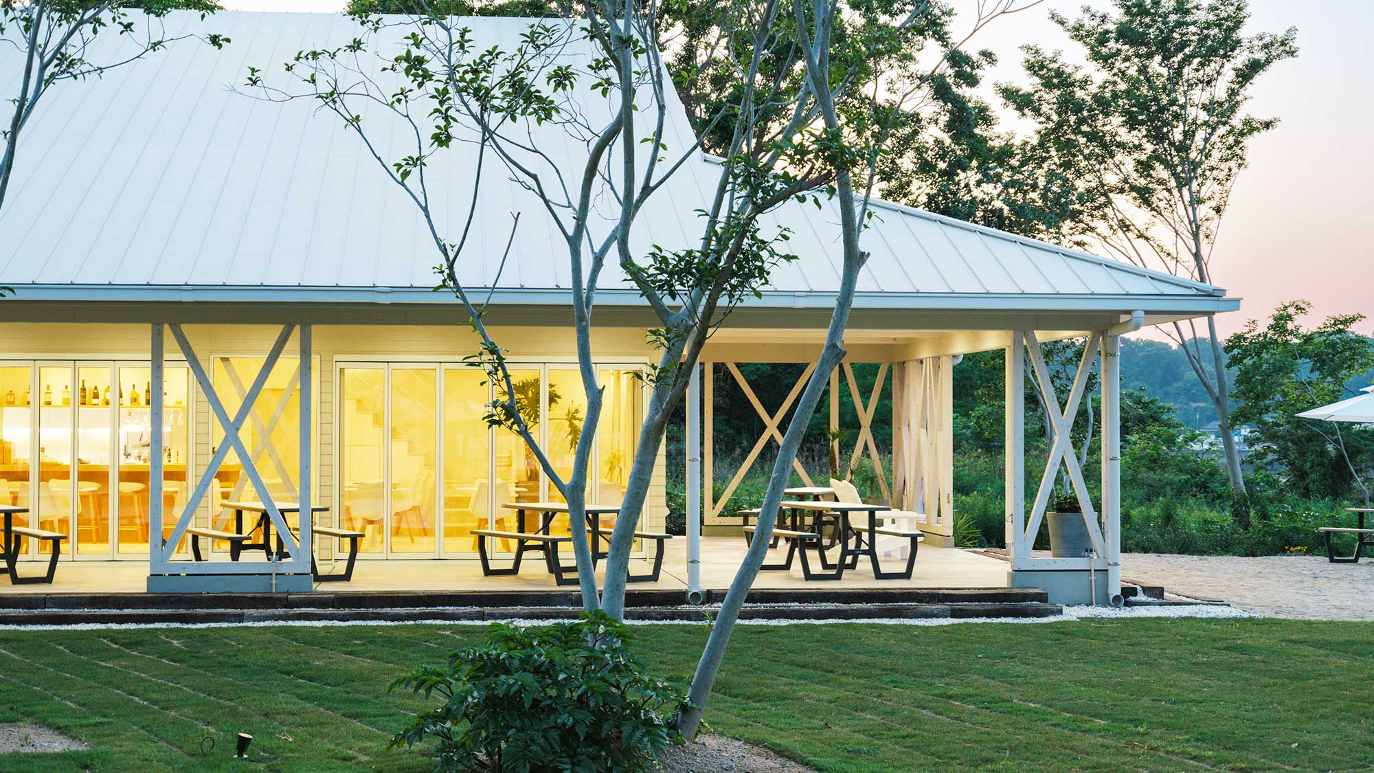 【敷地内施設】HUI CAFE（フイ カフェ）昼間とは違った風景を楽しめるのもテラス席の魅力です。