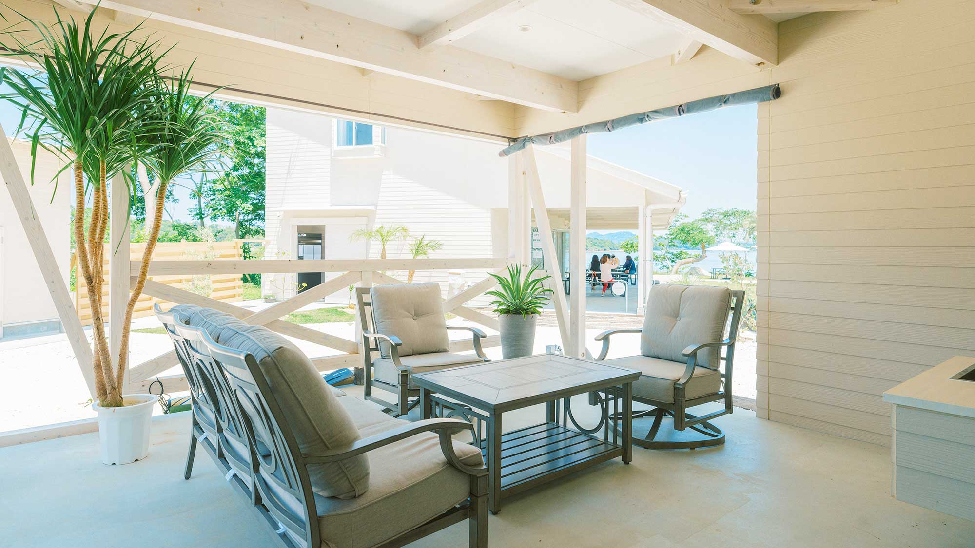 【ヴィラA／72.04㎡】ゆったりとしたソファーを設置したテラス