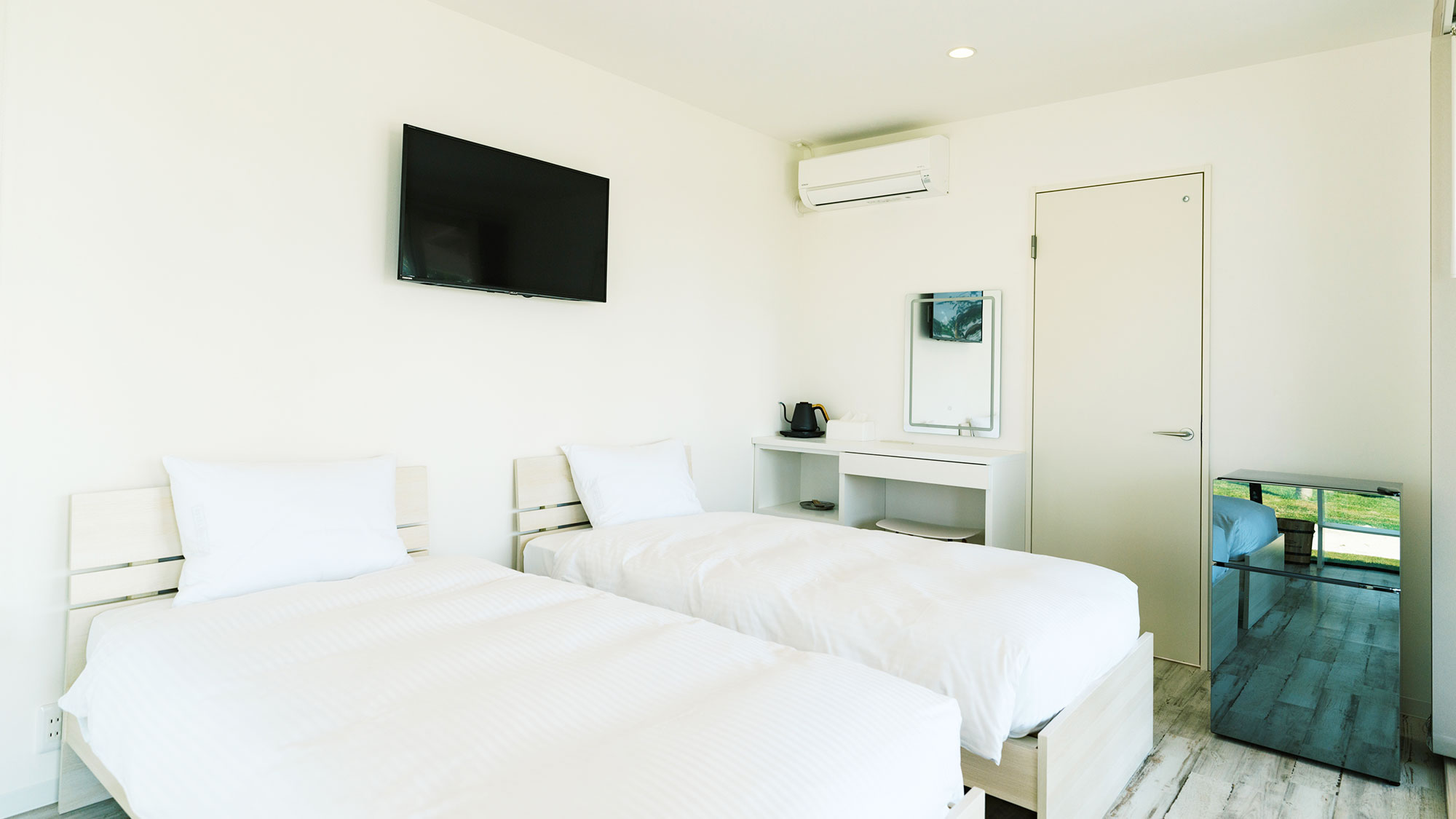 【クルーザーコテージB／41.21㎡】身支度に便利なデスクや鏡も設置しています。