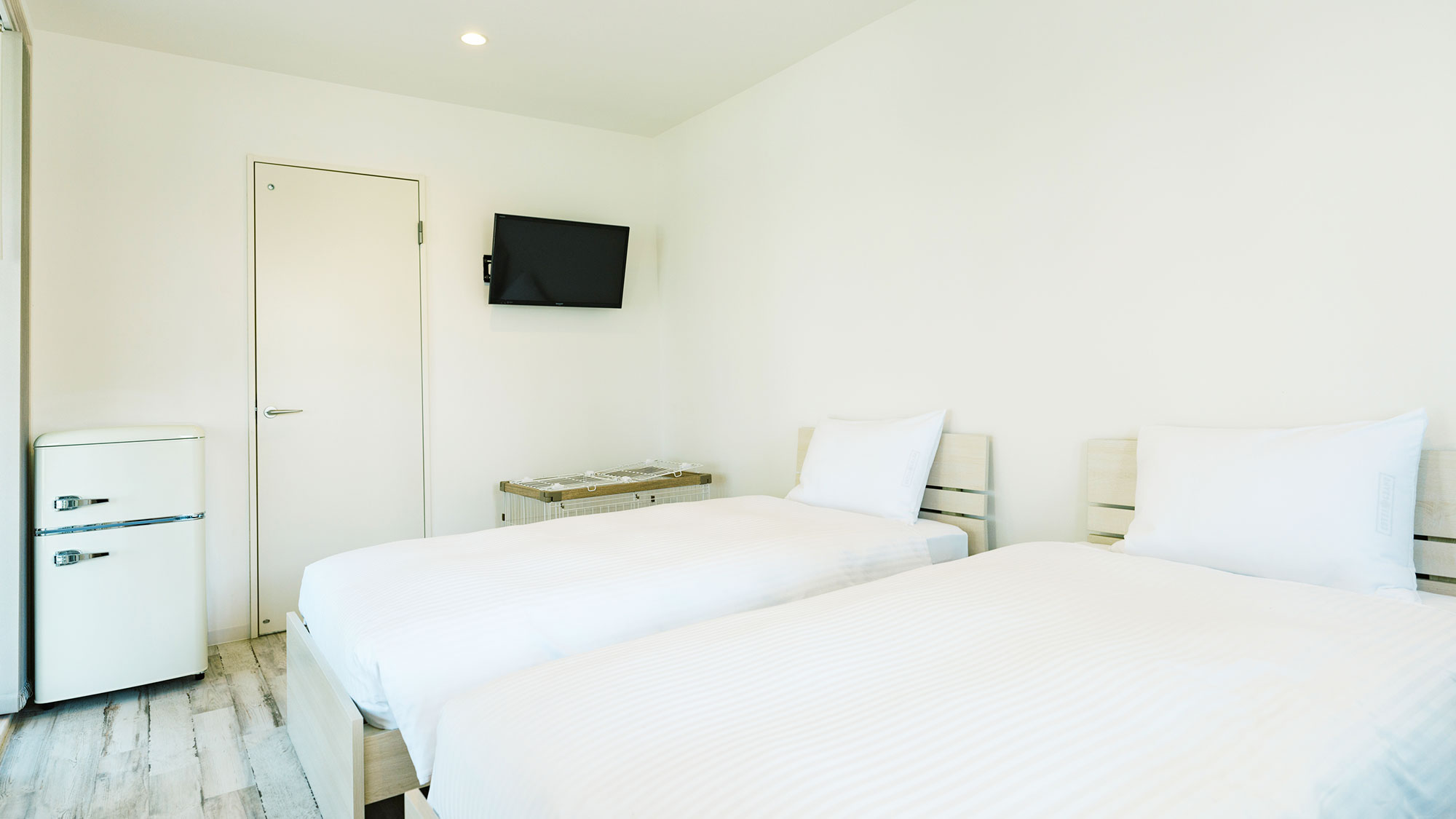 【クルーザーコテージA／39.48㎡】シングルベッド2台、折り畳みマットレス1台を完備。