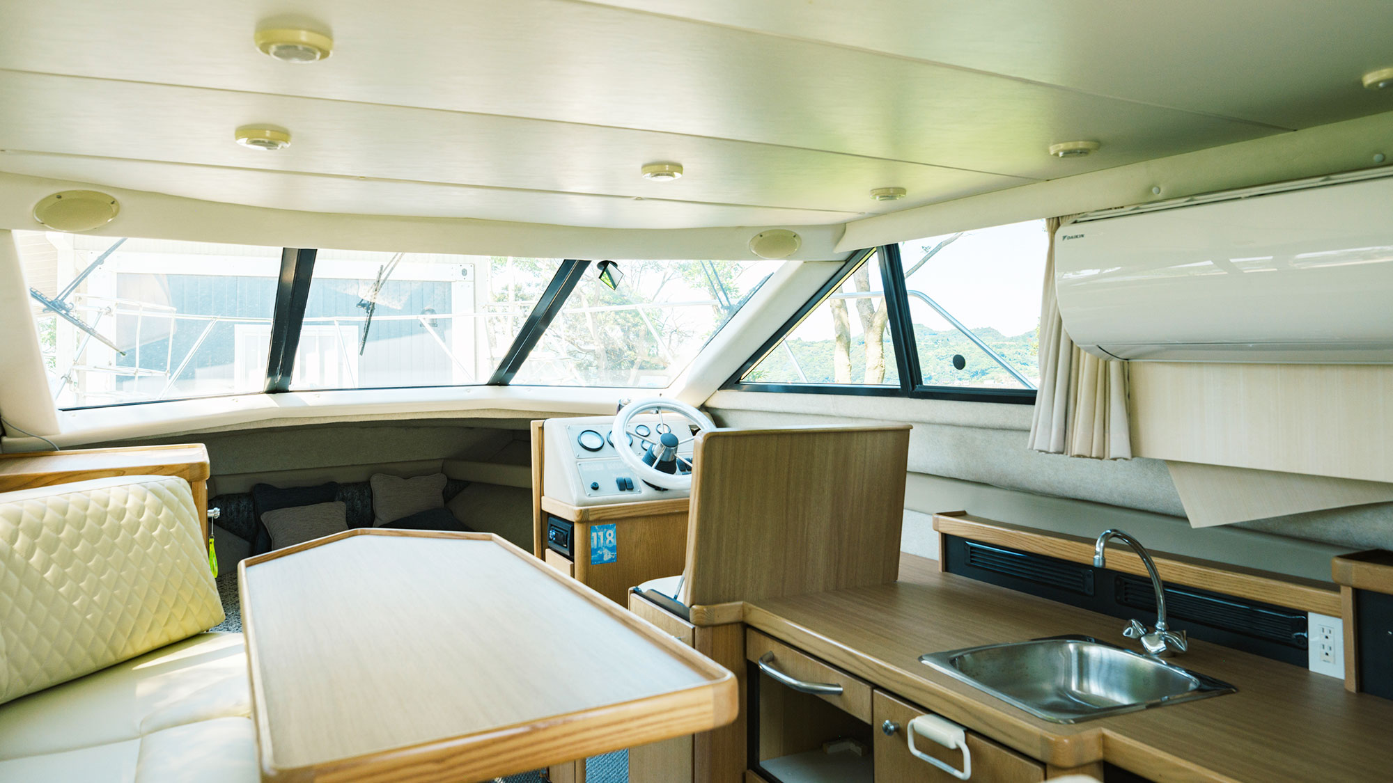 【クルーザーコテージ】クルーザーキャビンの特別な空間をお楽しみいただけます。