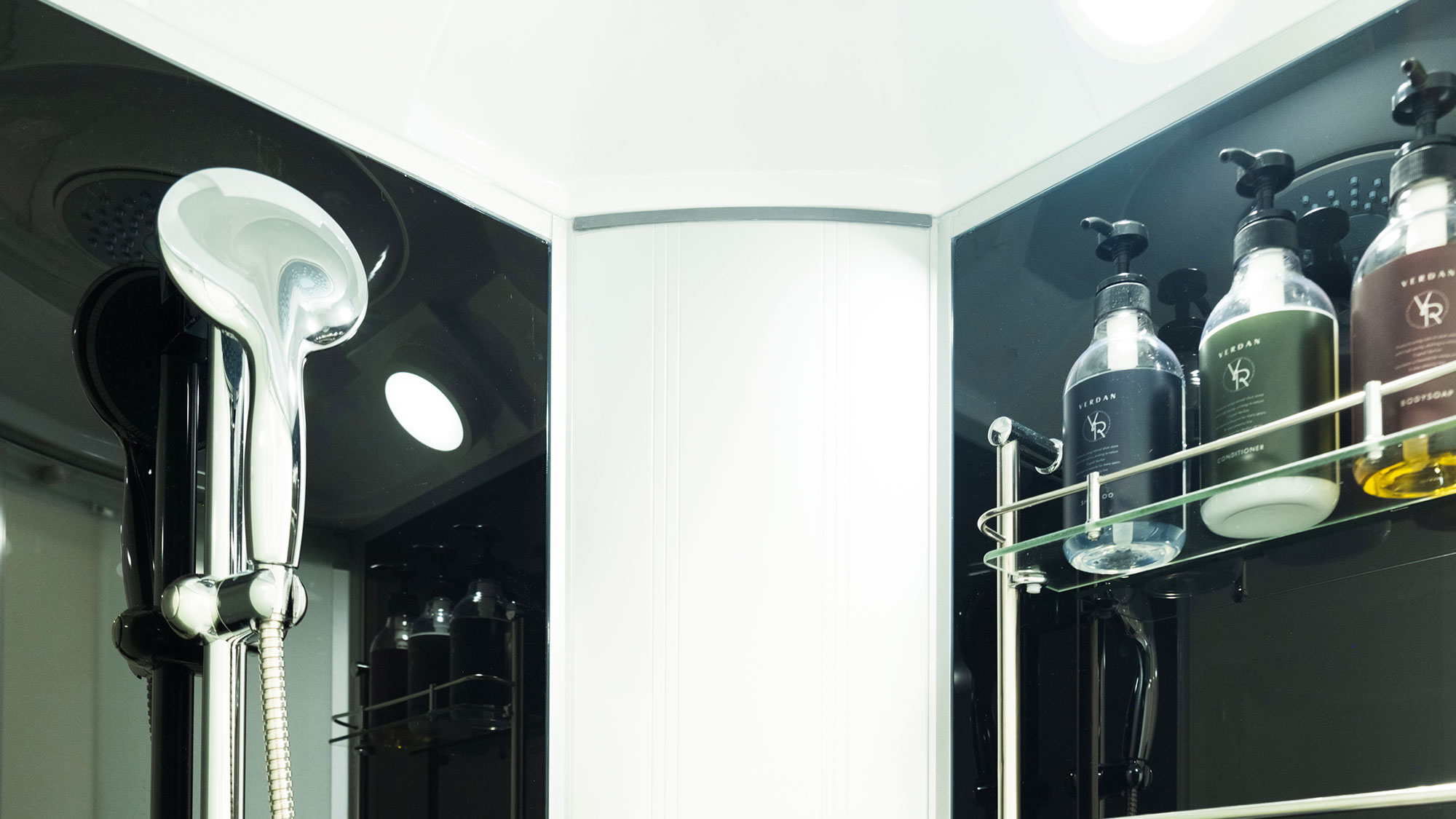 【クルーザーコテージA／39.48㎡】シャワールームにはバスアメニティも完備。