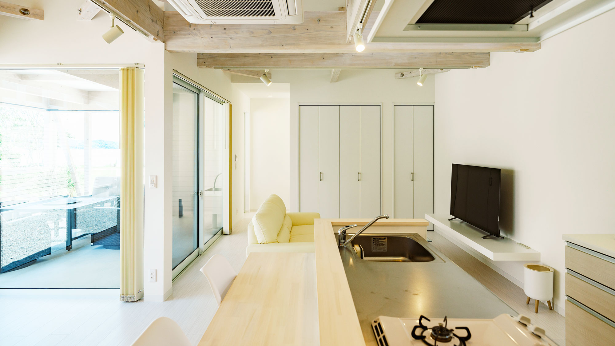 【ヴィラB／72.04㎡】キッチンで作ったお料理をカウンター席で。おやつや朝食を召し上がるのにも最適