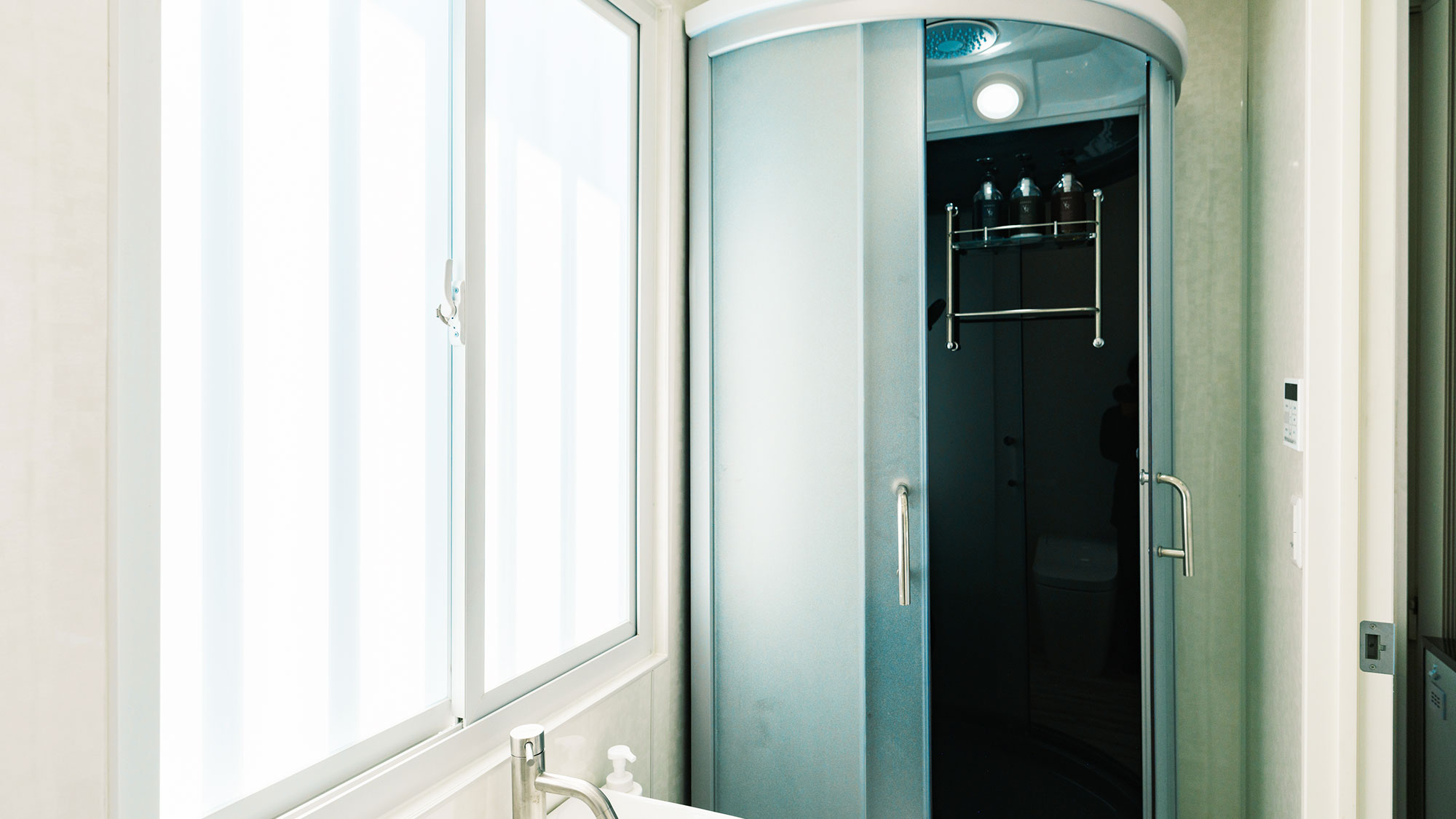 【クルーザーコテージA／39.48㎡】シャワールームにはバスアメニティも完備。