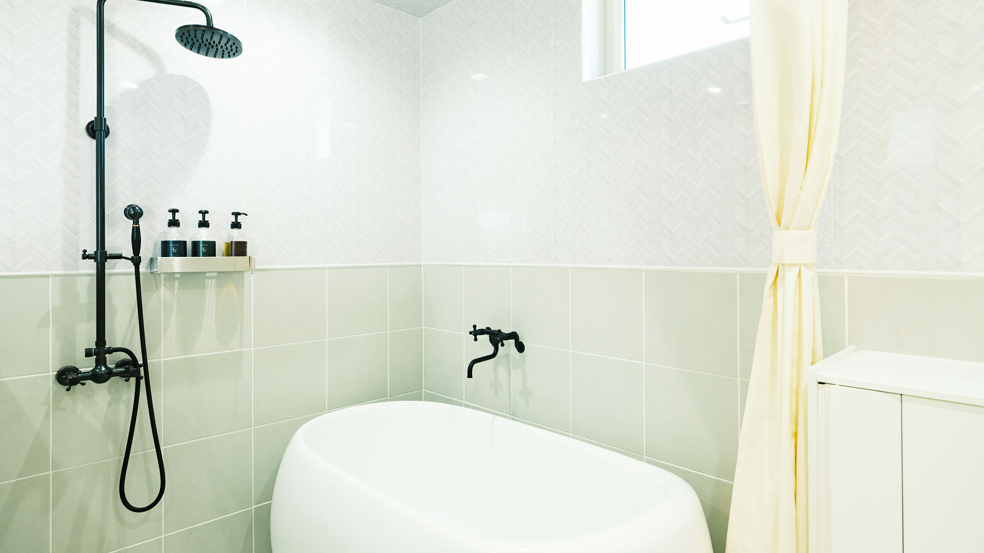 【ヴィラC・ペット可／72.04㎡】バスルームには緩やかな曲線を描くバスタブをご用意しております。