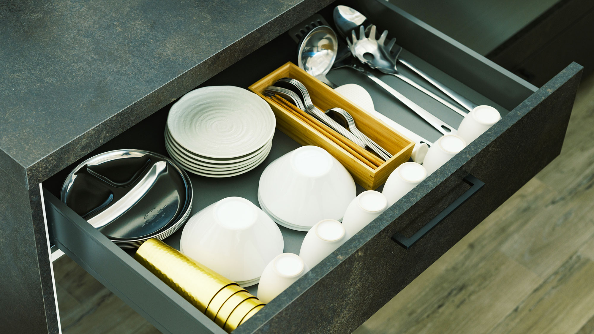 【ヴィラC・ペット可／72.04㎡】キッチン用品やカトラリー類も完備しております。