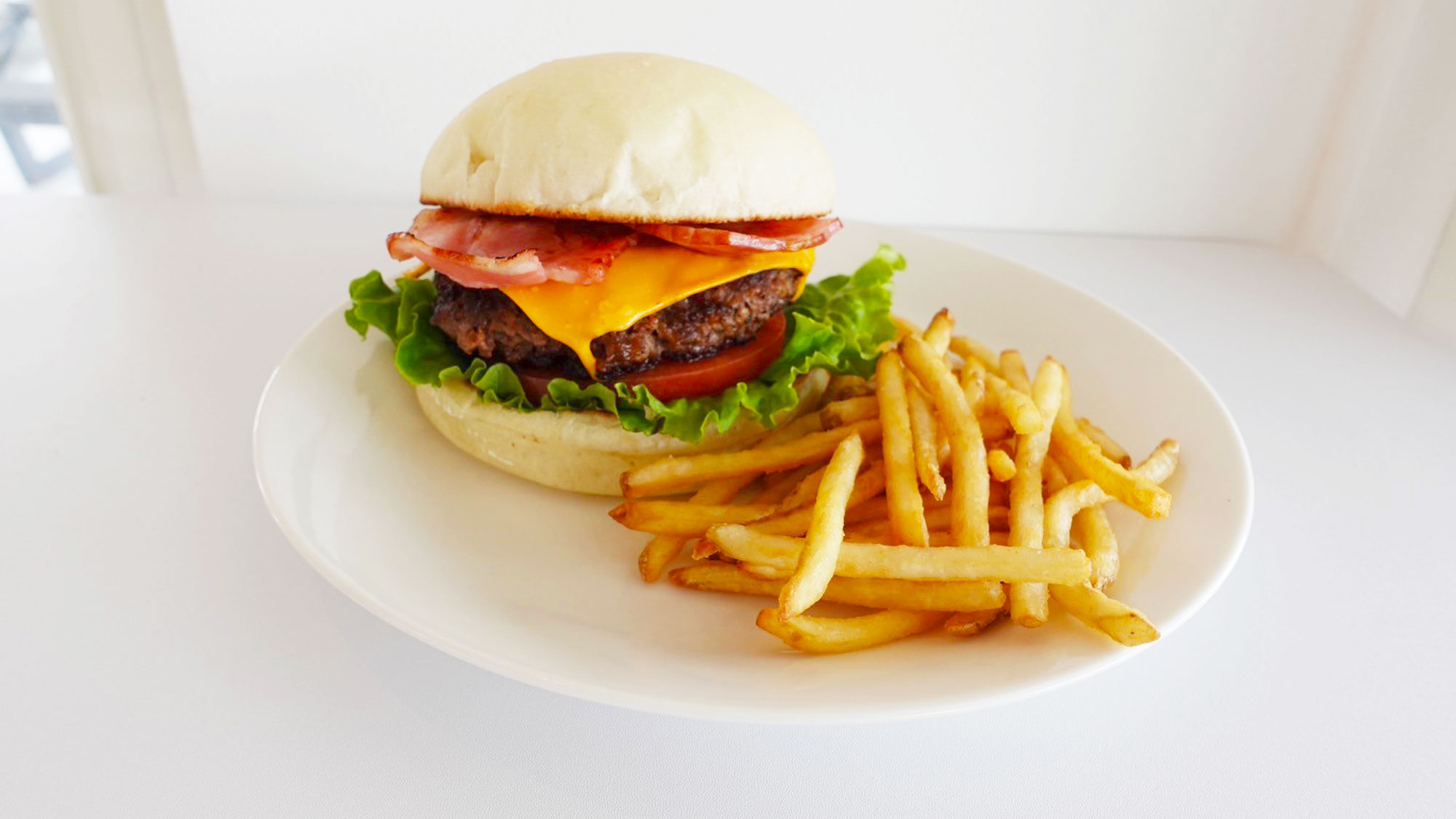 【お食事】HUI CAFE（フイ カフェ）／肉汁たっぷり！チェダーチーズとの相性天草黒毛和牛バーガー