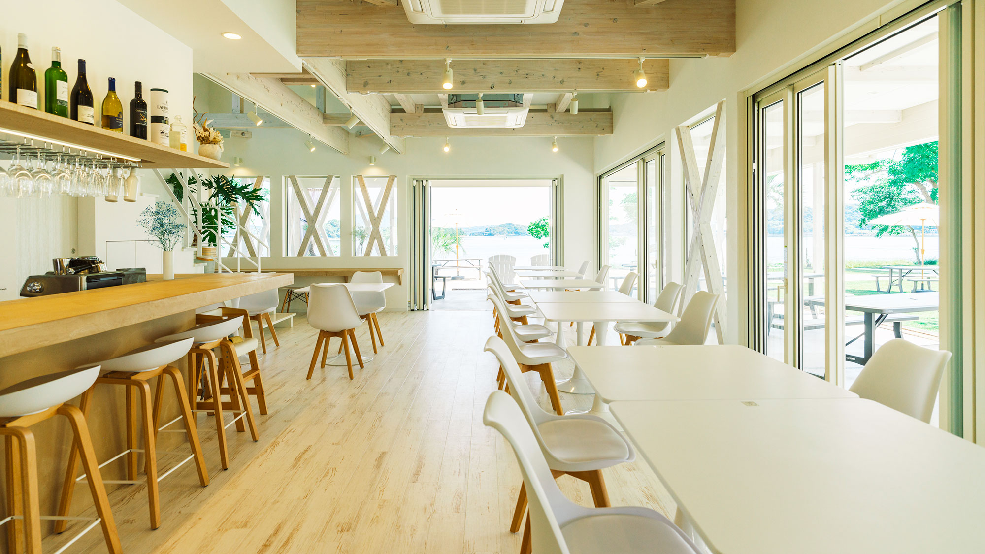 【敷地内施設】HUI CAFE（フイ カフェ）どのお席からも海を望むことが出来ます。