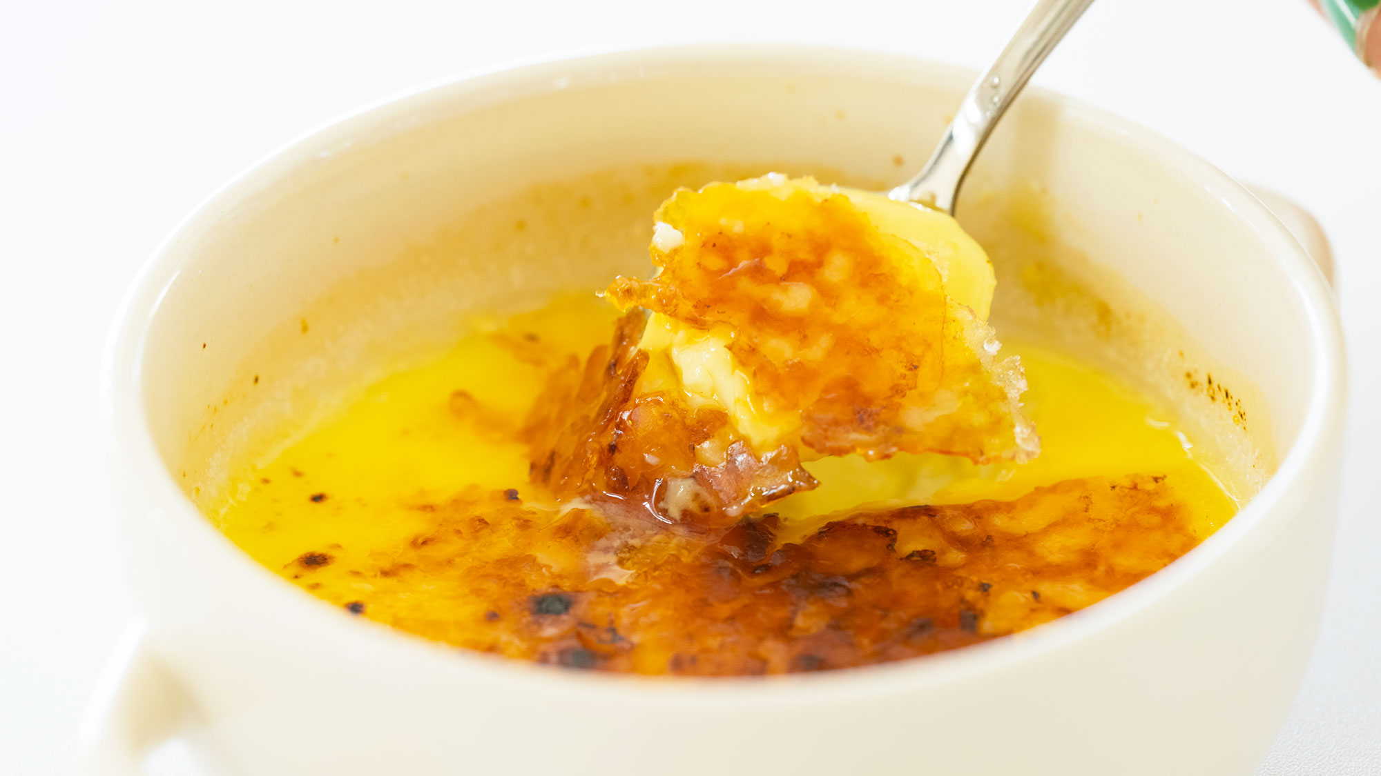 【お食事】敷地内併設のHUI CAFE（フイ カフェ）手作りのクリームブリュレも人気の一品。