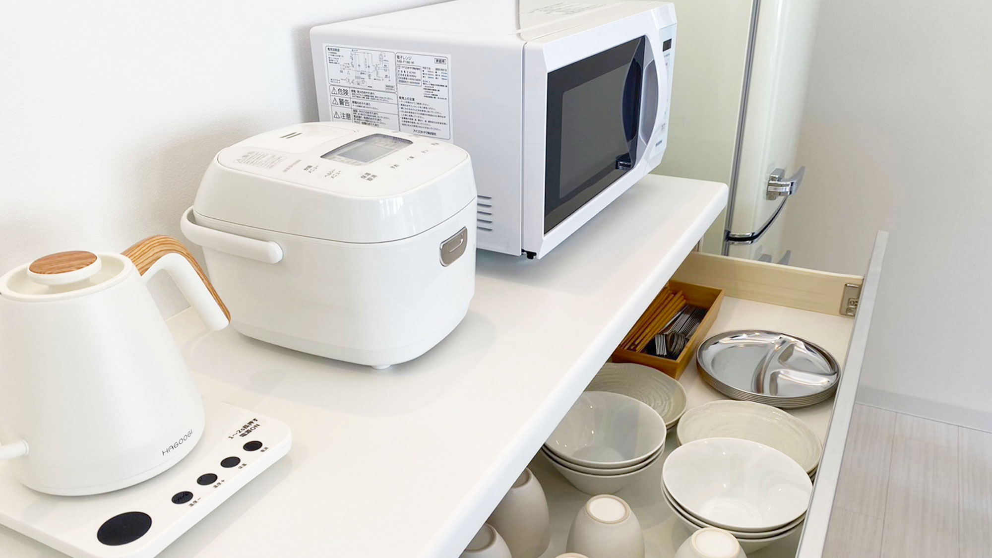 【ヴィラ共通設備】ケトルや炊飯器、電子レンジもあり、簡単な自炊もOK