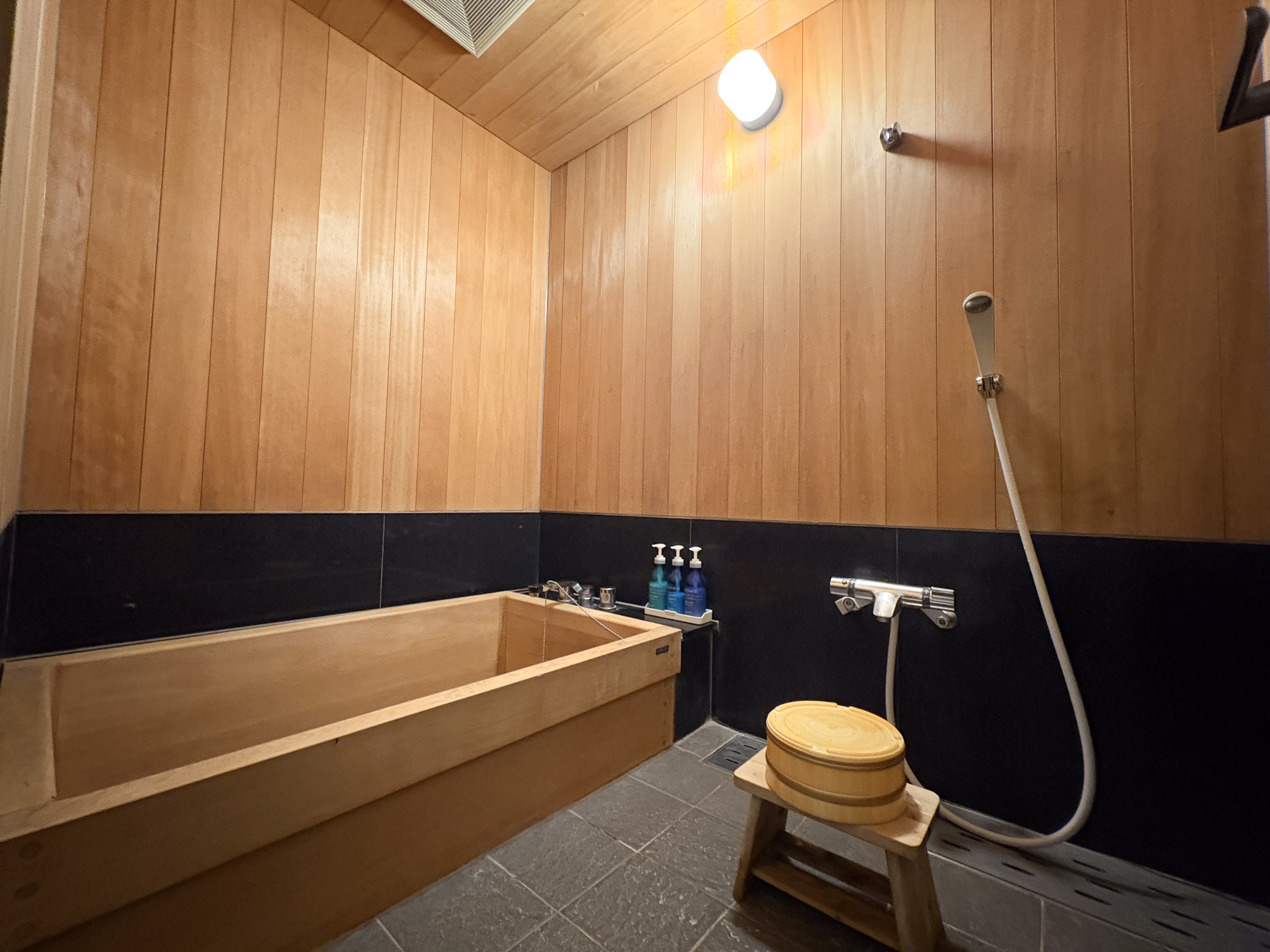 201部屋の檜風呂