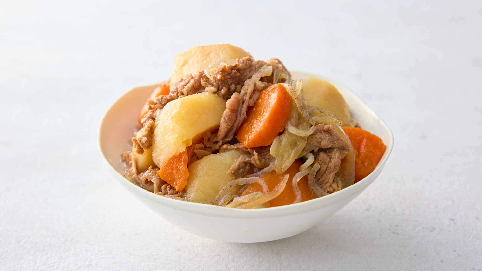 【肉じゃが】ほくほくのじゃがいもとやわらかな牛肉を、だしの旨みで煮込んだやさしい味わい