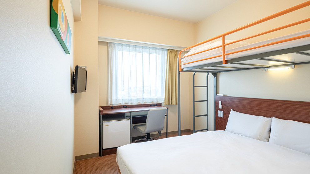 【2ベッド】ダブル+ロフトベッド◆ベッド幅140cm×1台+ベッド幅90cm×1台◆広さ15平米