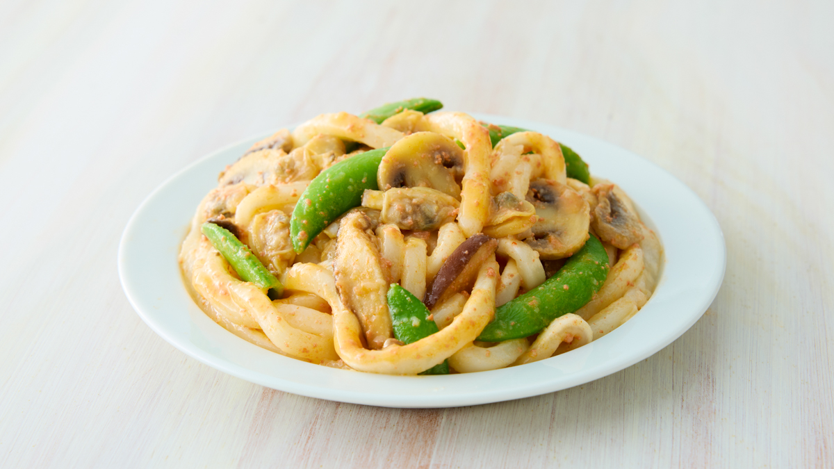 【明太あさりうどん】もちもちのうどんに、明太子のほどよい塩味とコクを絡めたやさしい味わい