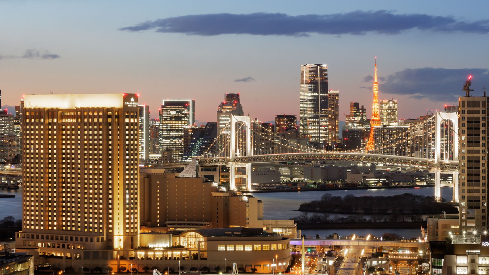  ホテル外観（夕景）