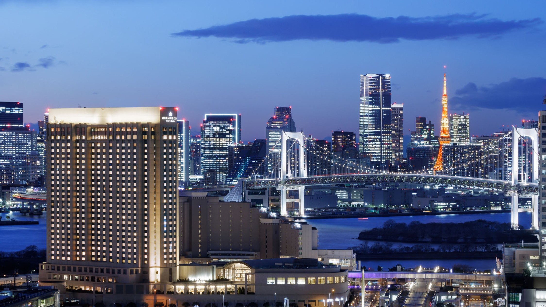 ホテル外観（夜景）