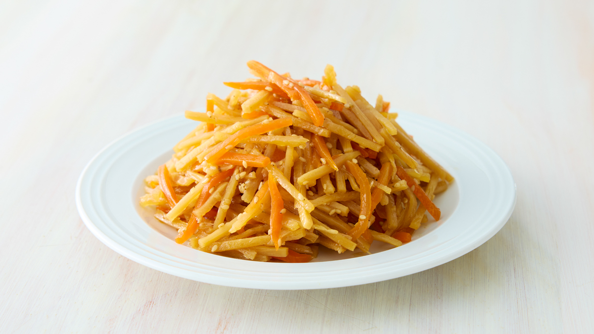 【きんぴらごぼう】シャキッとしたごぼうに、人参の彩りとごまの香ばしさを添えたやさしい甘辛味の一品