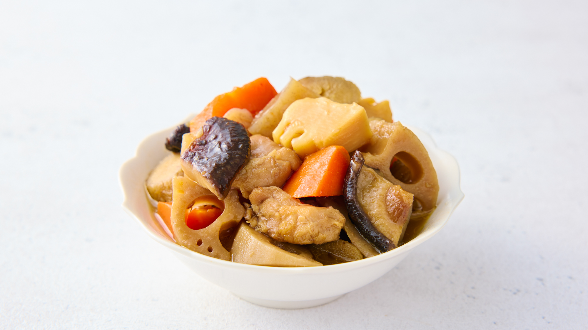 【筑前煮】鶏肉と根菜をじっくり煮込み、だしの旨みがしみ込んだやさしい味わい