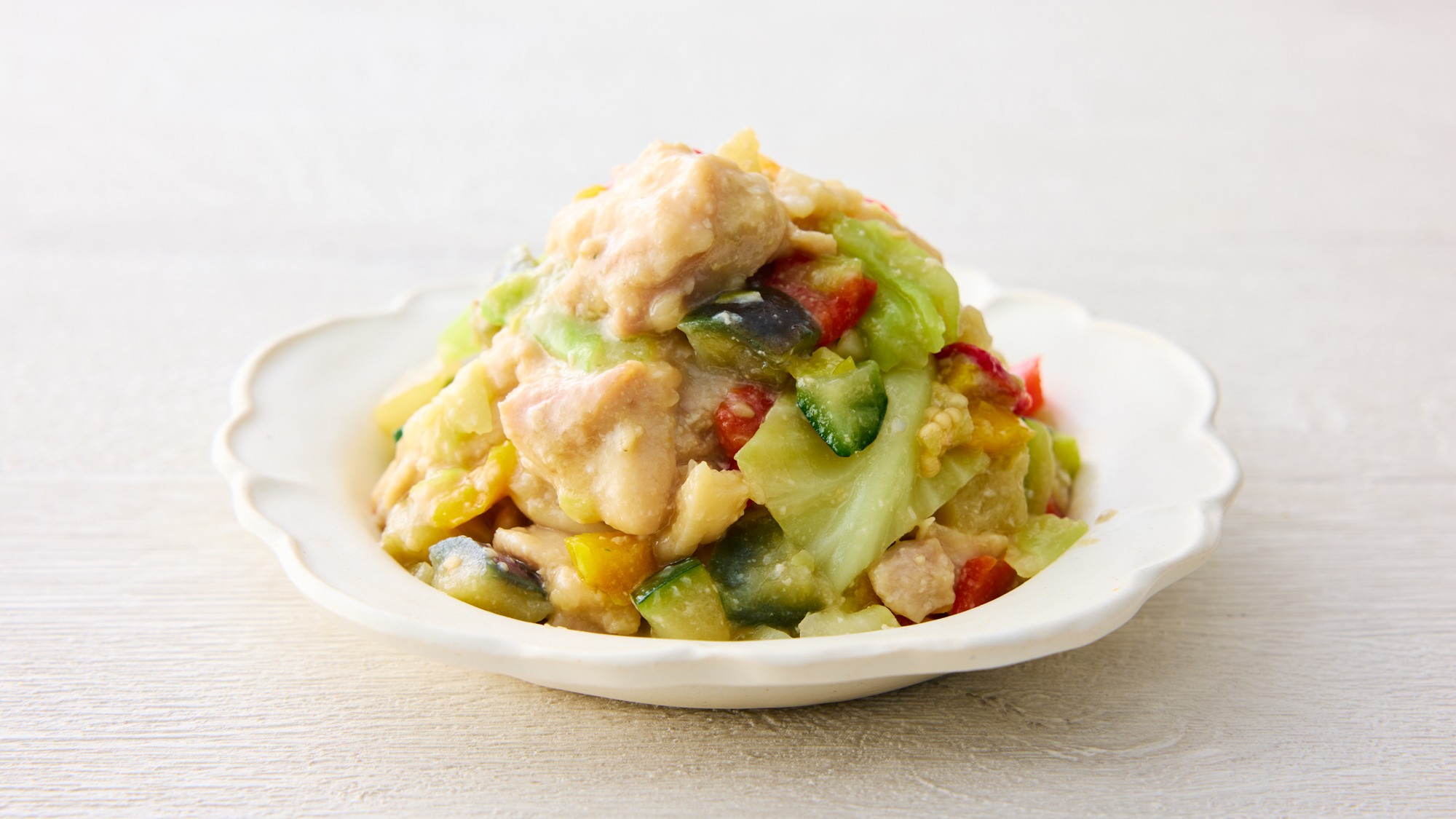 【5種野菜とやわらかチキンの白味噌仕立て】やわらかなチキンに濃厚な白味噌の味付けが食欲をそそります