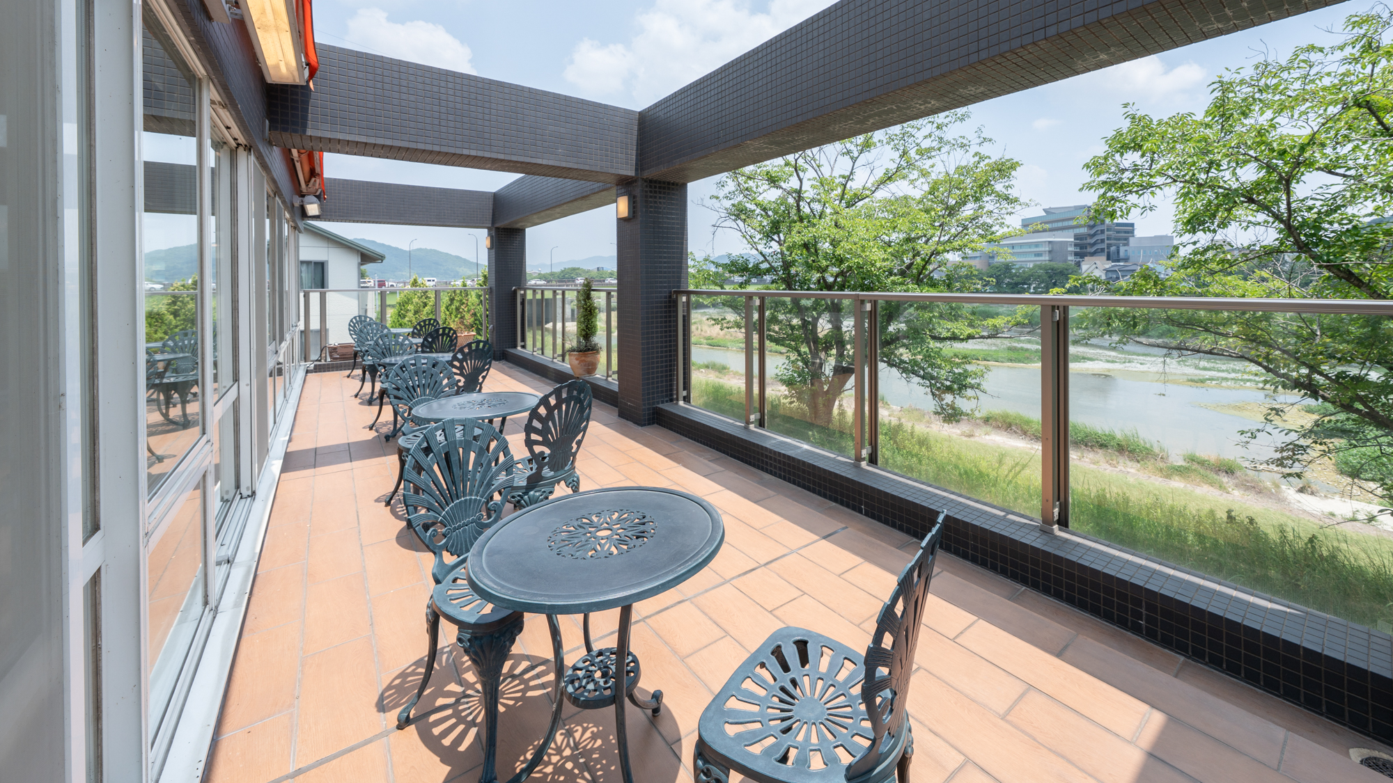 【テラス】ラウンジスペースに隣接したテラスからは夢前川が一望できます。