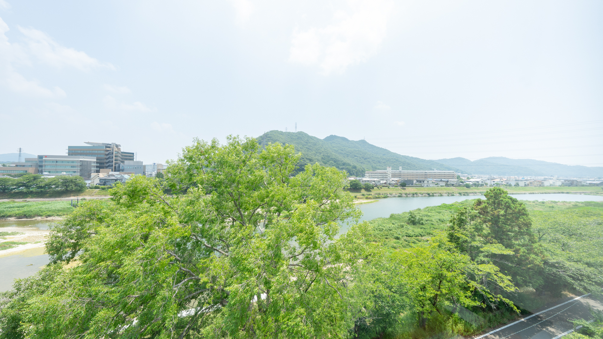 【ダブルルームプラス】客室からは夢前川が一望できます。※眺めの一例です