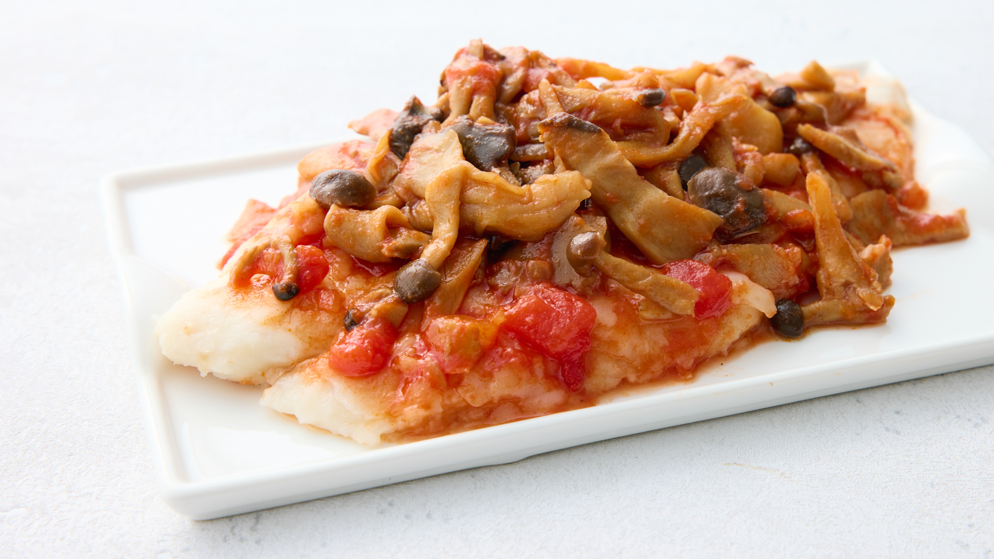 【白身魚とキノコのトマトソース】ふんわりとした白身魚に、きのこの香り豊かなトマトソースがよく合います