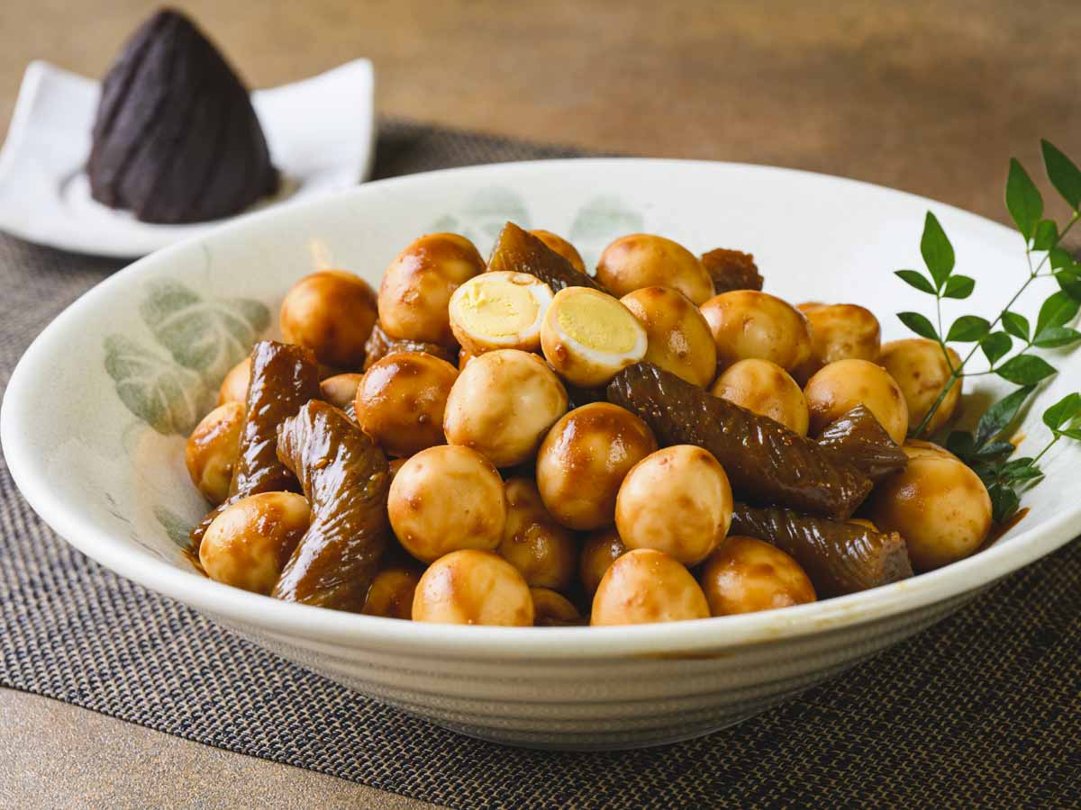 【豊川インター限定】八丁味噌の濃厚なコクと深みがうずらにしみ込みピリ辛なこんにゃくとの相性もぴったり