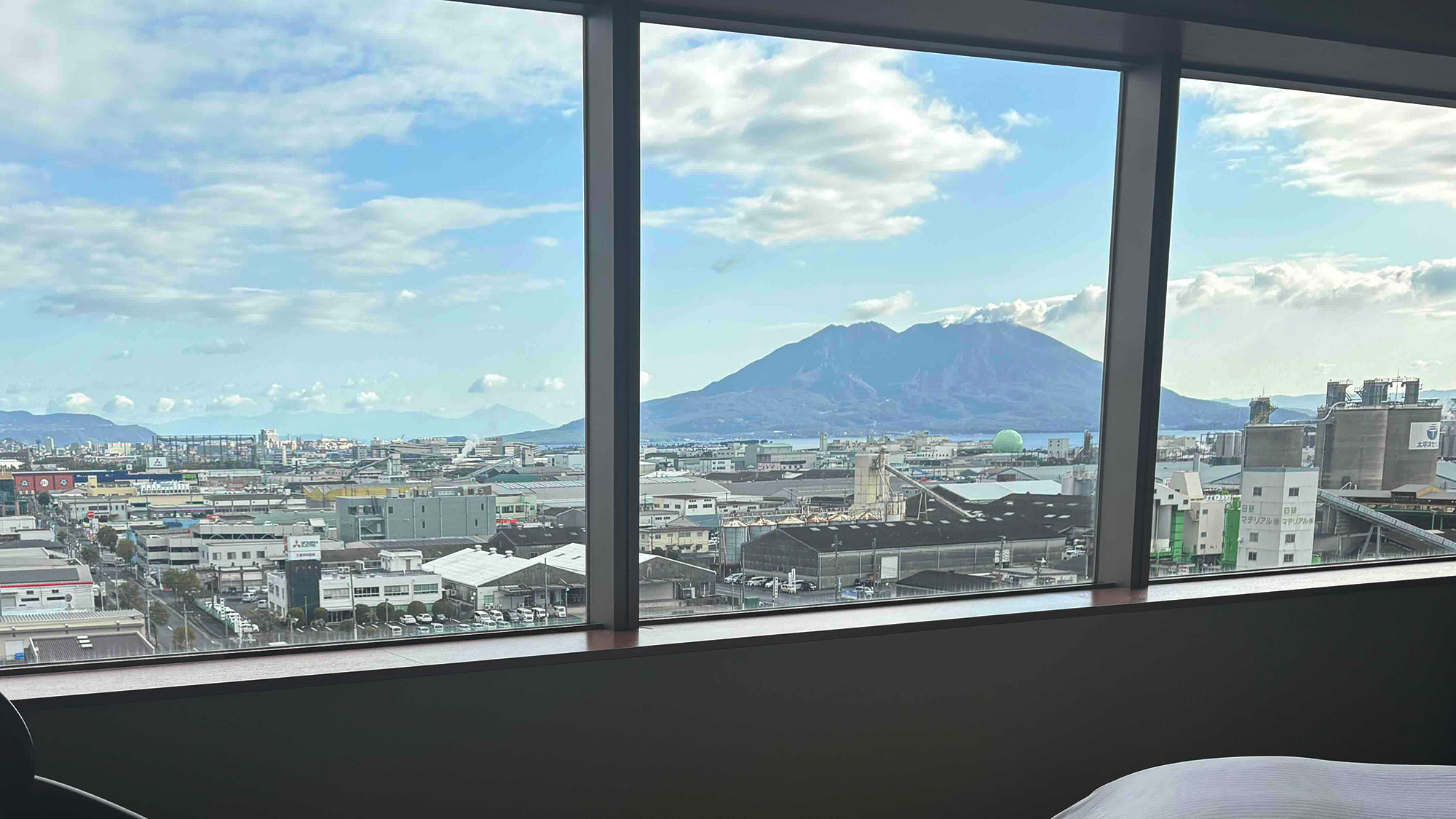 【コンフォートスイート】客室からの眺め　鹿児島のシンボル桜島が一望できます。