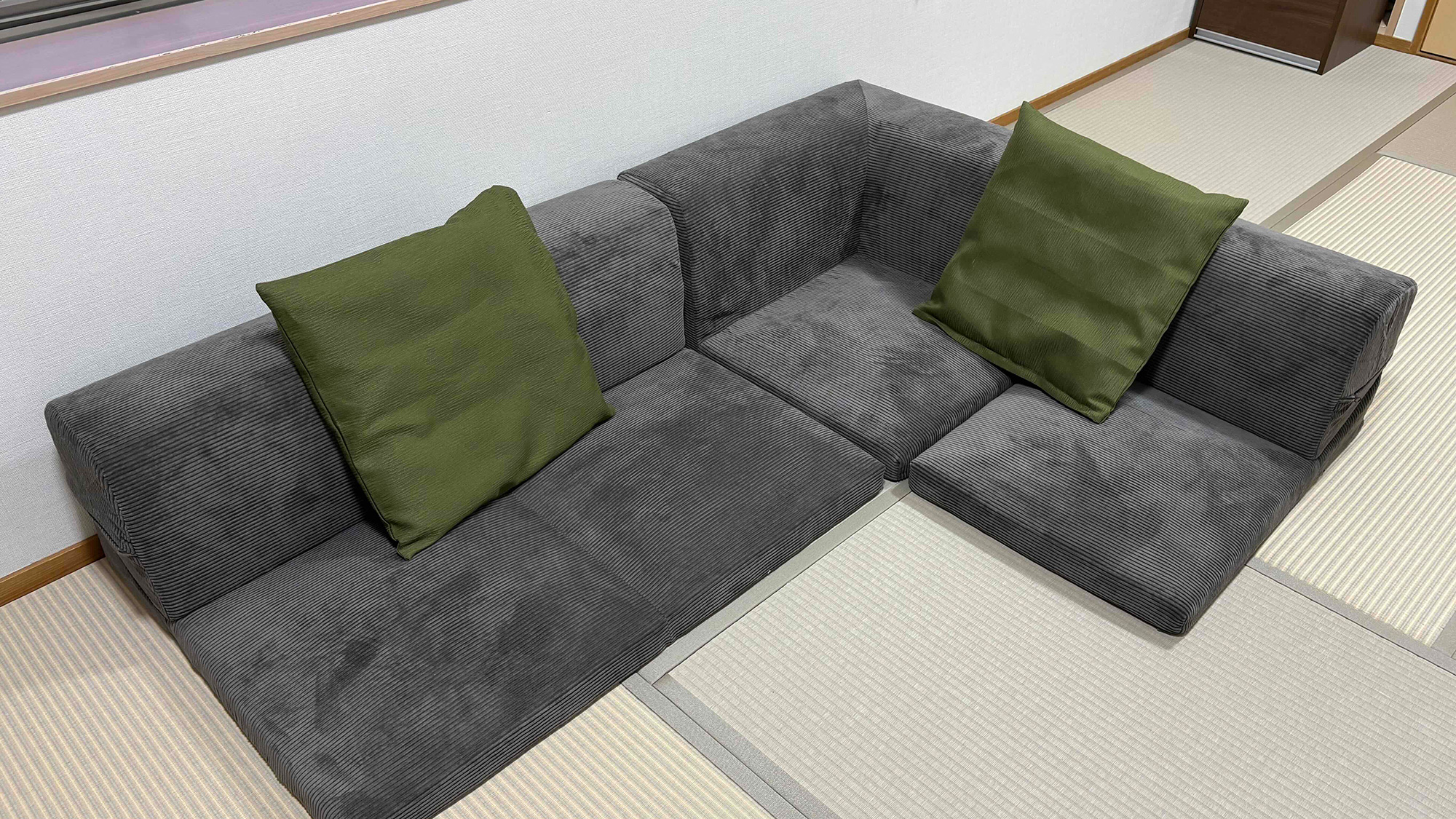 【和室】ローソファ　リクライニング可能なローソファはお好きな配置に移動してご利用いただけます。