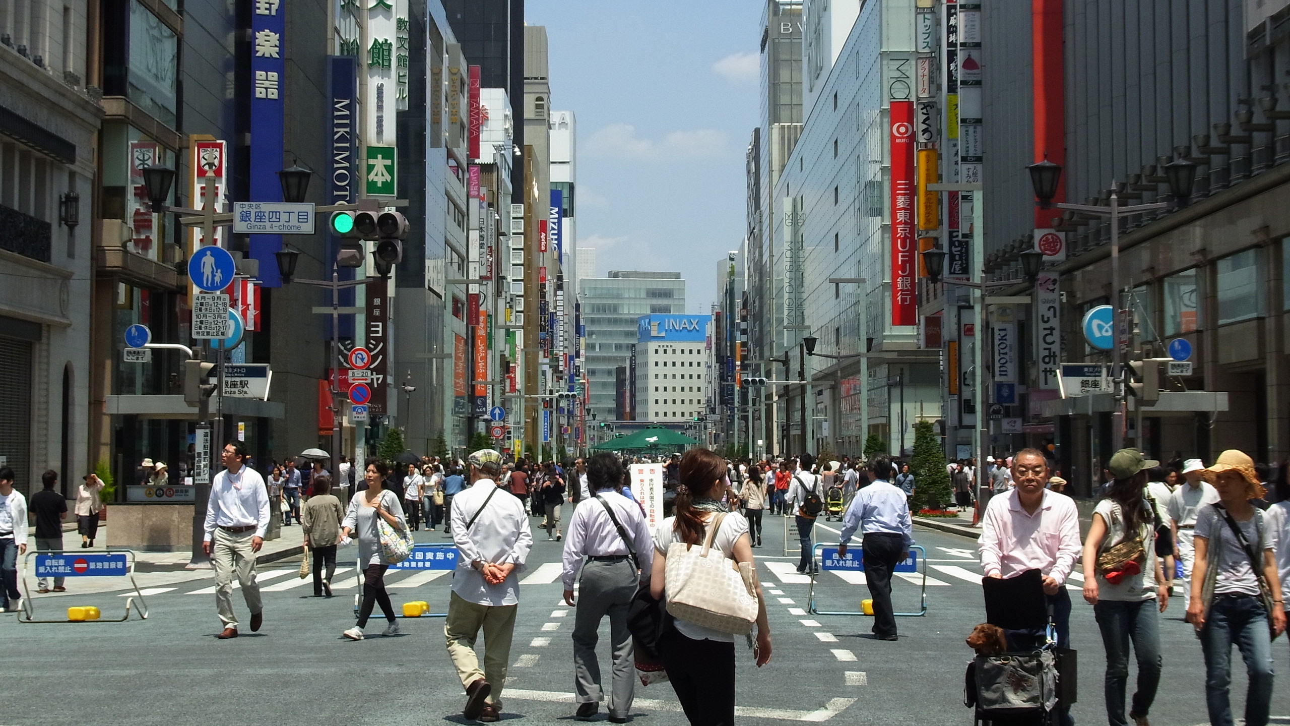 銀座　歩行者天国　写真提供：（公財）東京観光財団