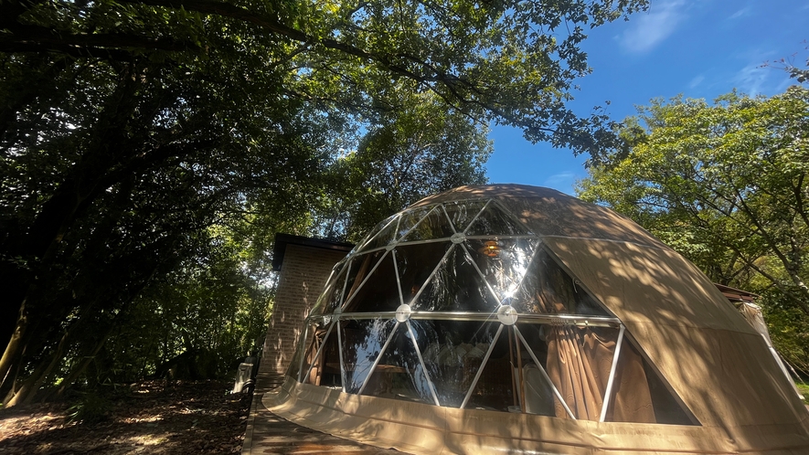 ドーム型テント葉隠れの杜の中の広大な敷地の中に贅沢に建てた2棟限定のドーム型テント