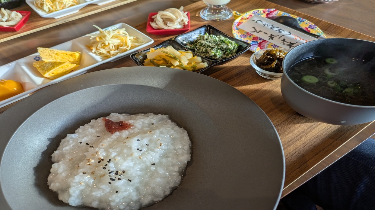 沖縄のアンマー作る、心と体にやさしい朝粥膳を”うさがみそ〜れ”！【朝食付き】