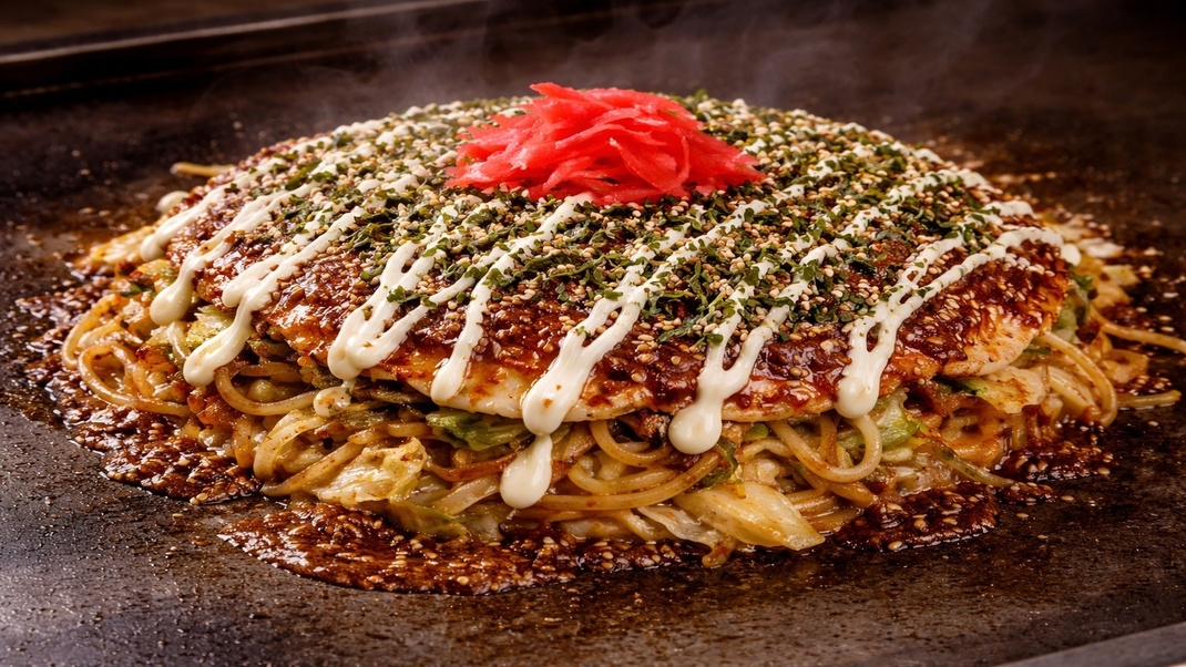 【２食付き】夕食はお好み焼き！鉄板で香ばしく焼く麺と甘辛ソース、懐かし旨さが止まらない一枚（通年）