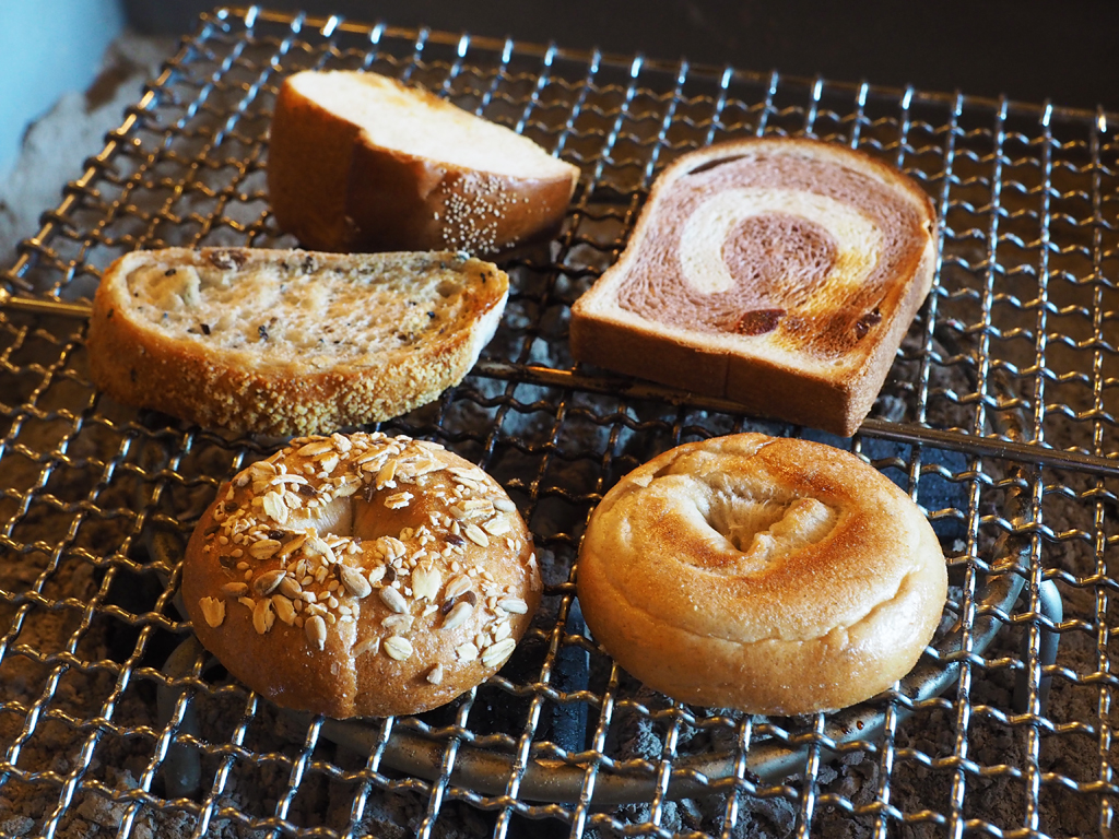 周辺　囲炉裏で焼くパン喫茶でモーニング（金土日限定）