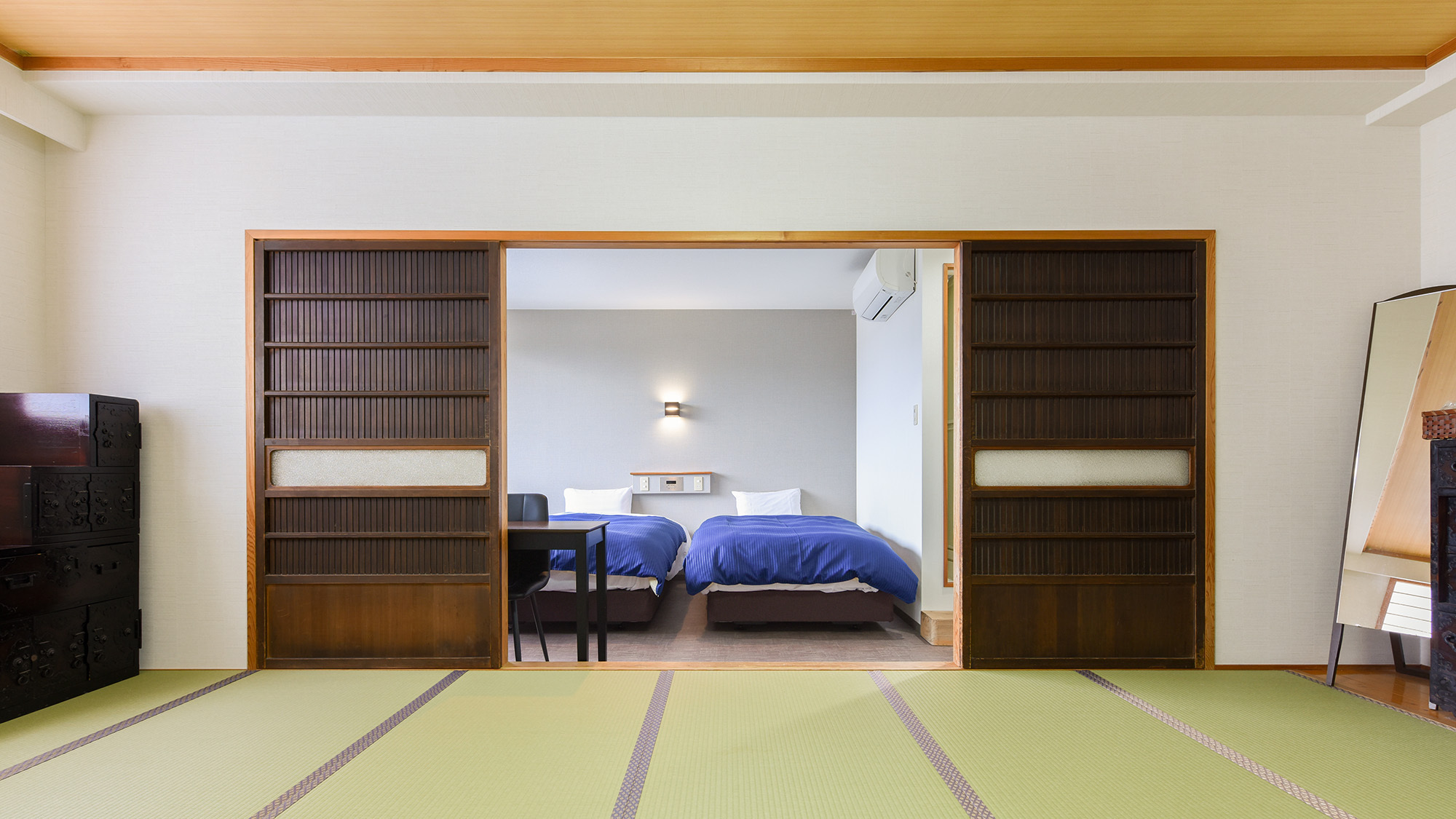 ・【和洋室】ご家族や友人同士のグループ旅行に最適な広さで、ゆったりとお寛ぎいただけます