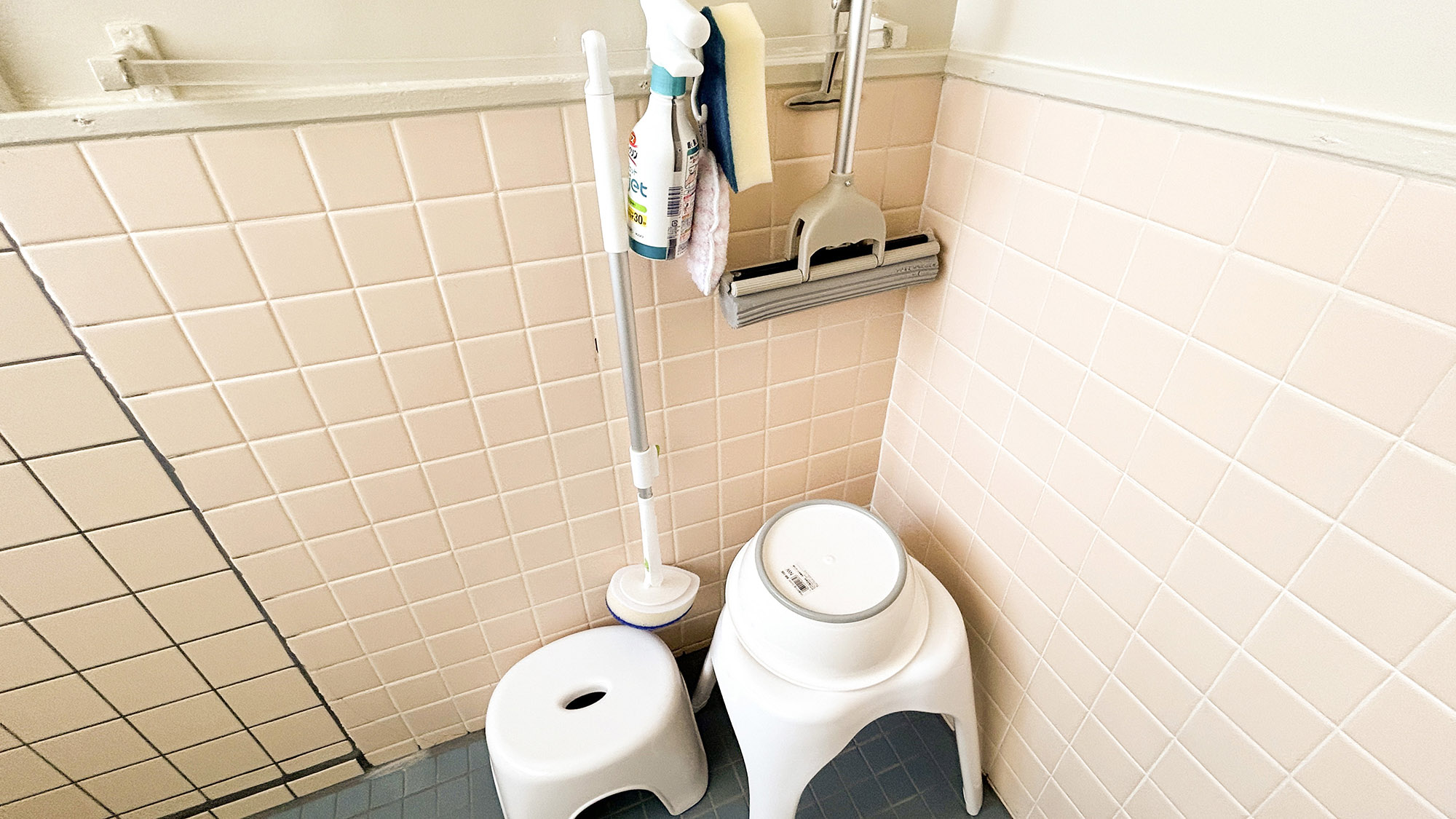 ・【バスルーム】椅子や桶のご用意。快適にお風呂時間をお過ごしいただけます