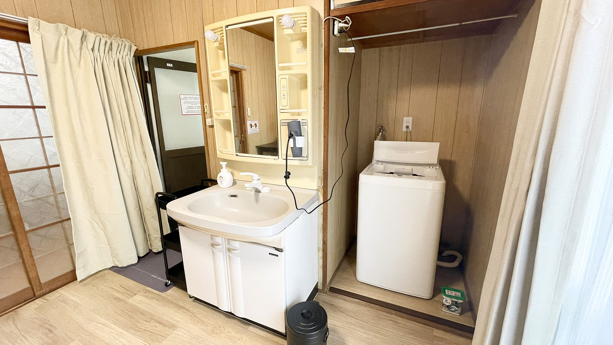 ・【洗面所】広い洗面台でごゆっくりご支度していただけます