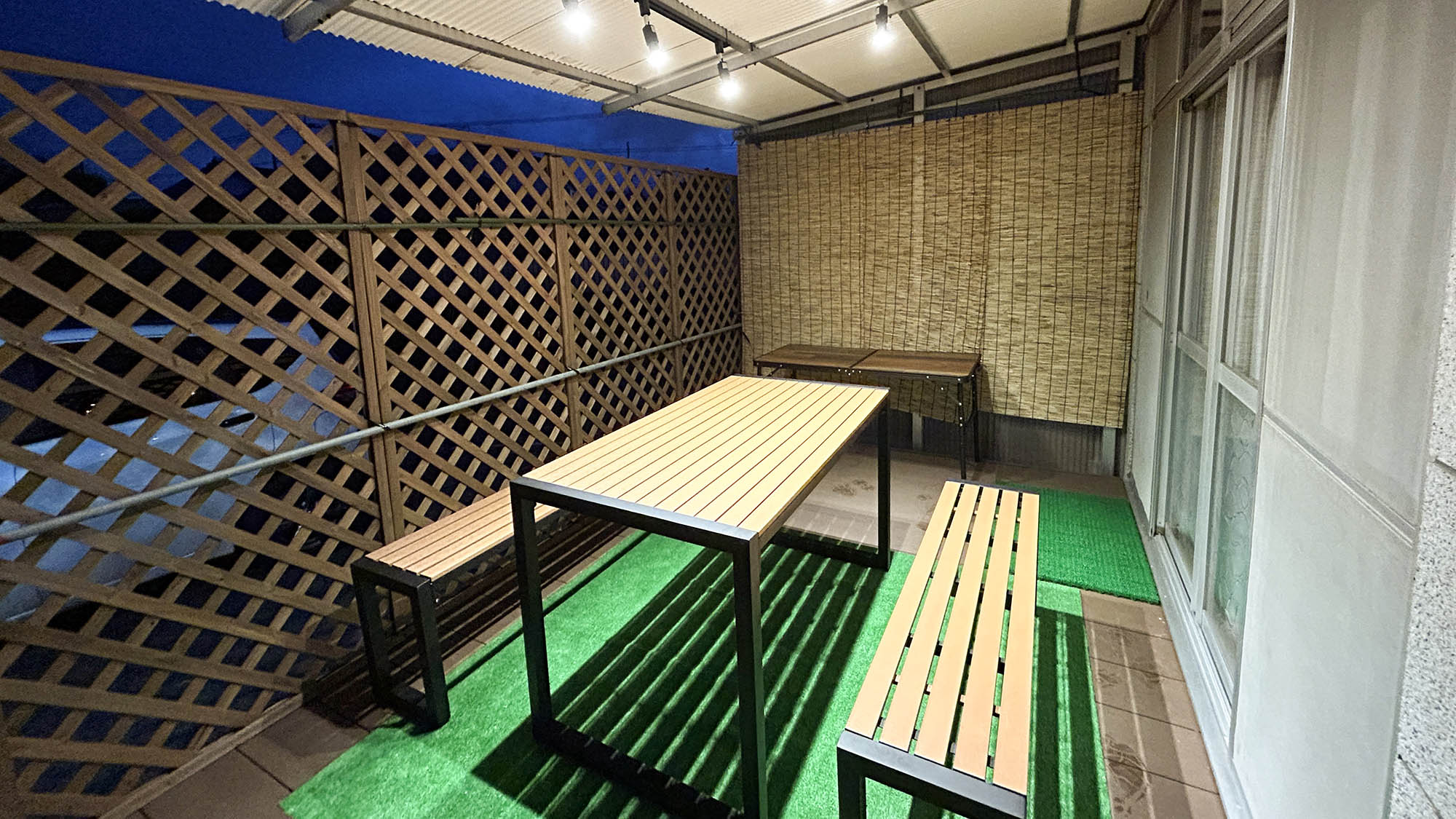 ・【テーブルベンチセット】広々としたテーブルでゆったりとお食事できます