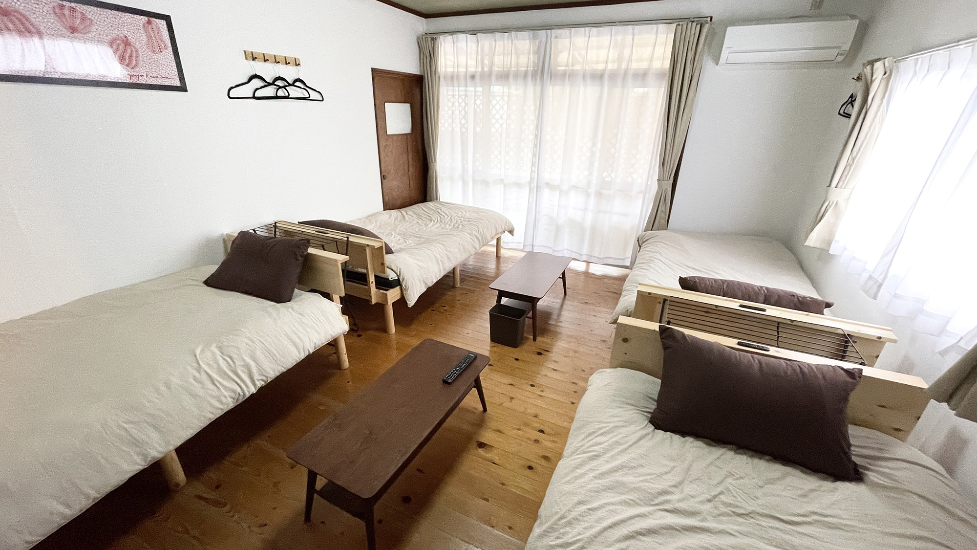 ・【102・寝室】２面窓で明るい光が差し込むお部屋です