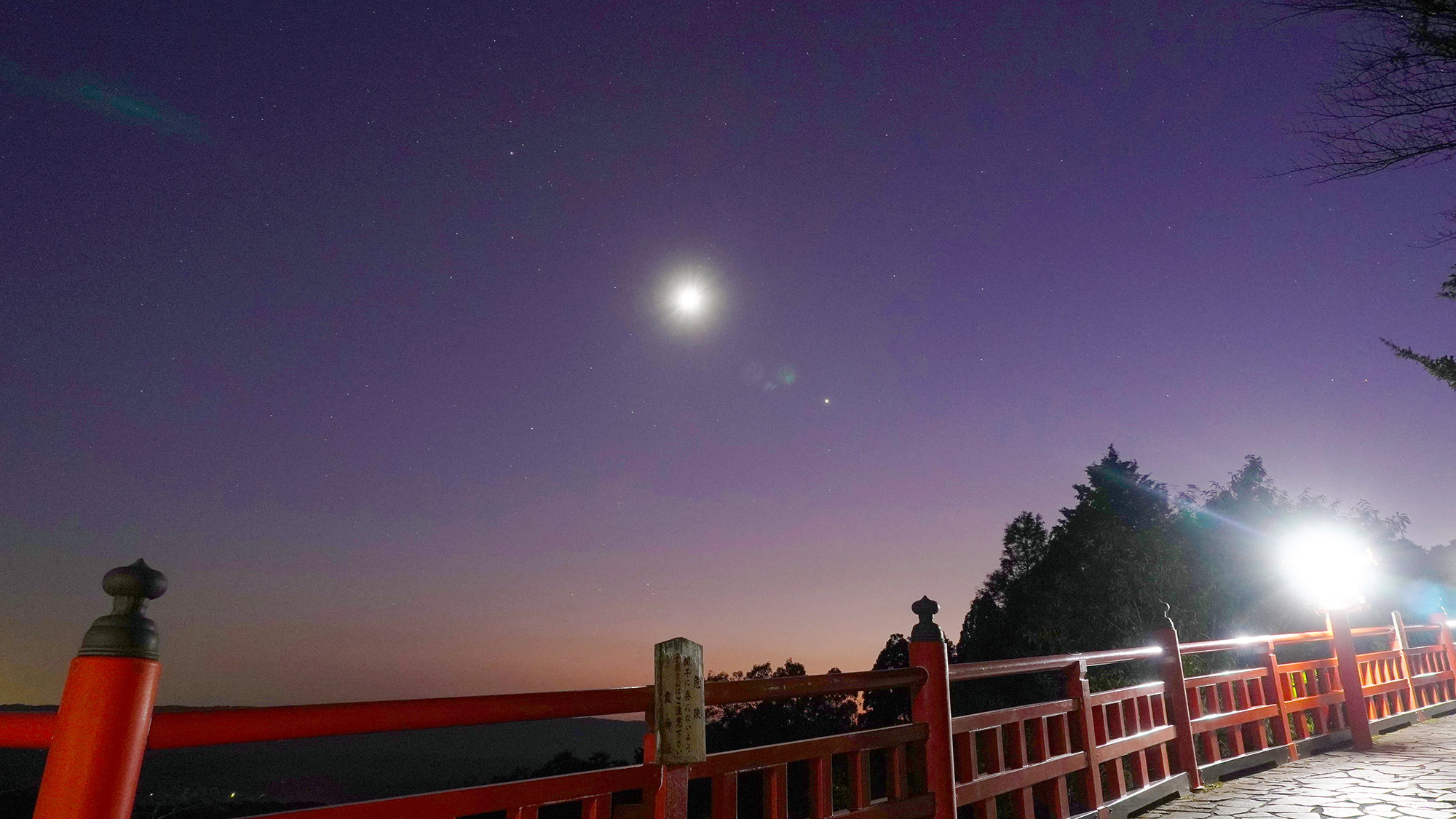 ・【観光情報】朱色の参道、夕闇に染まる絶景。霞神社