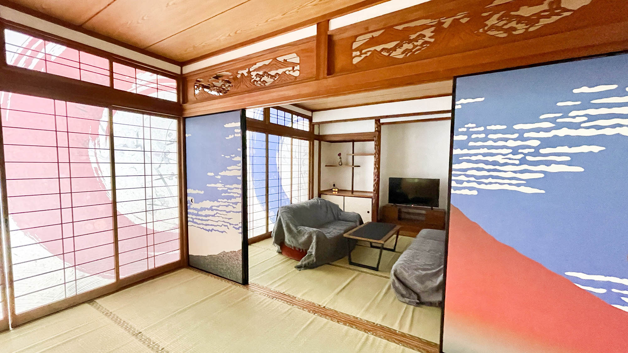 ・【和室】ダイナミックな赤富士。北斎の浮世絵の世界に触れながらご宿泊いただけます