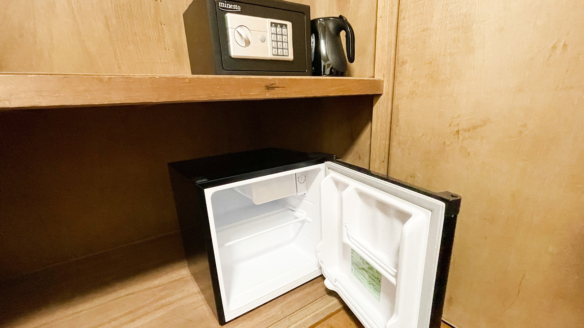 ・【101・冷蔵庫】各部屋に冷蔵庫を完備、就寝時にも冷えたドリンクをお飲みいただけます