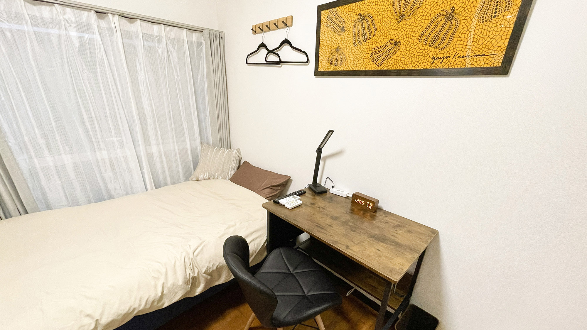 ・【101・寝室】何か作業をされる際にも便利なデスクをお部屋にご用意