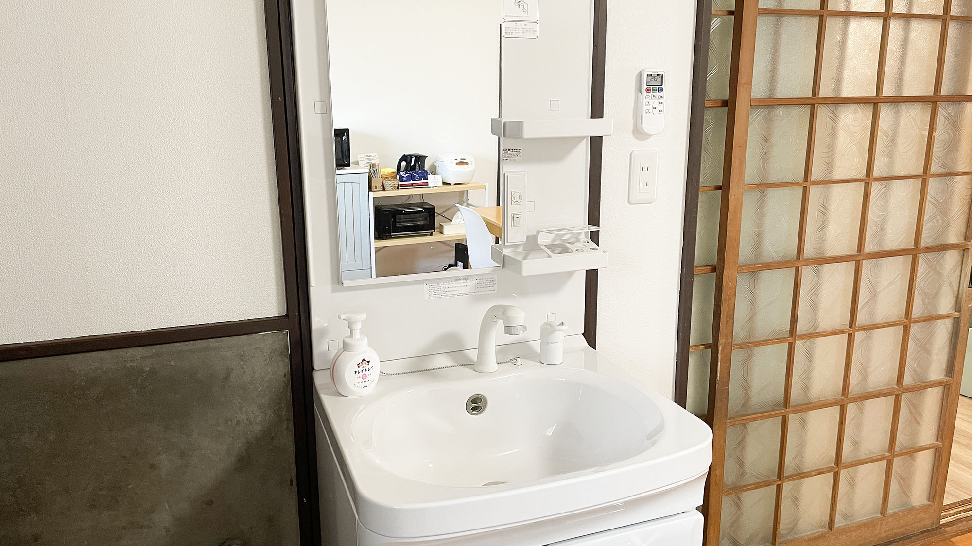 ・【ダイニング】ダイニングにも洗面台があるため、大人数でも安心