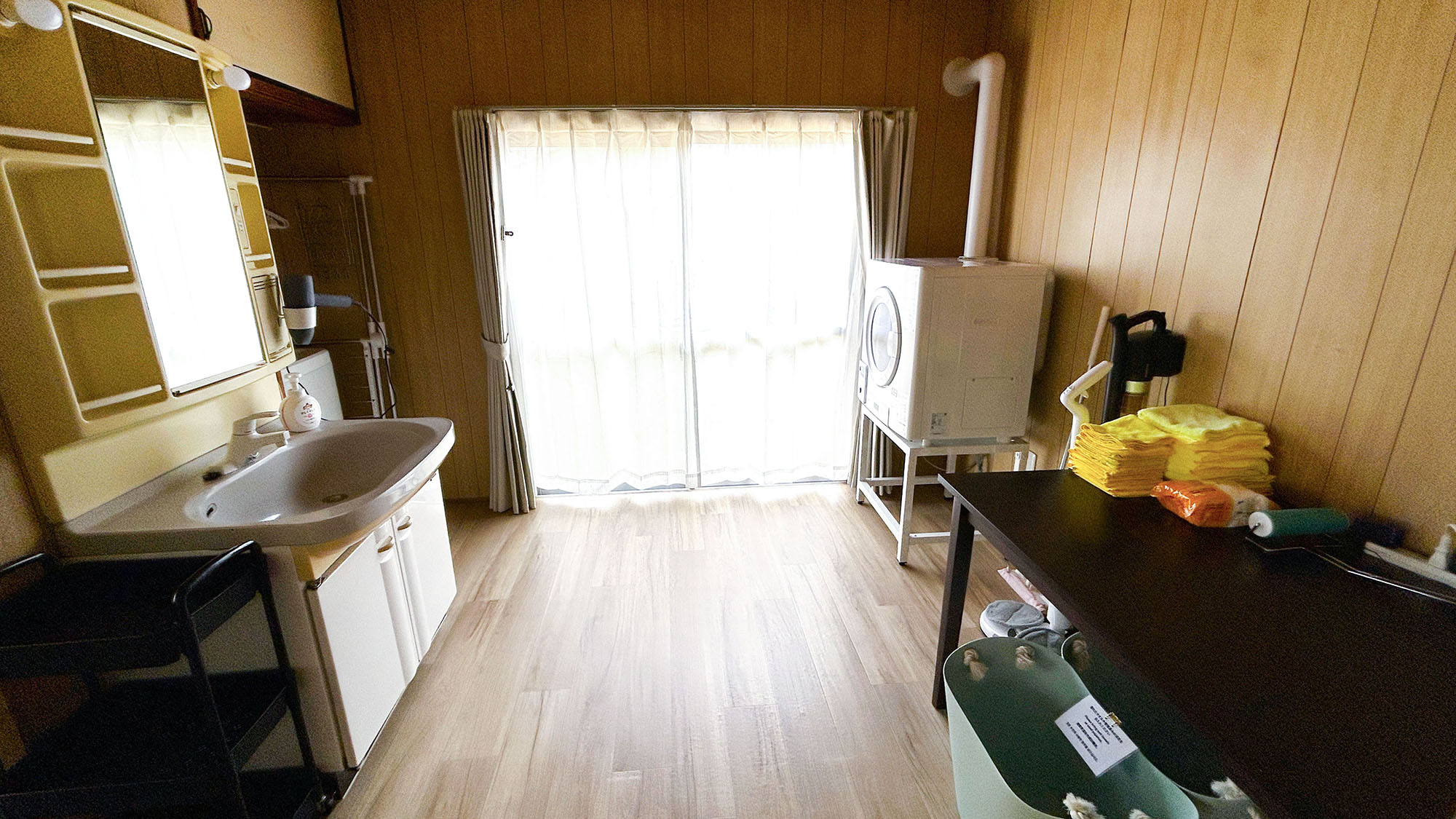 ・【洗面所】脱衣スペースも十分に確保。大人数でのご宿泊もこれで安心