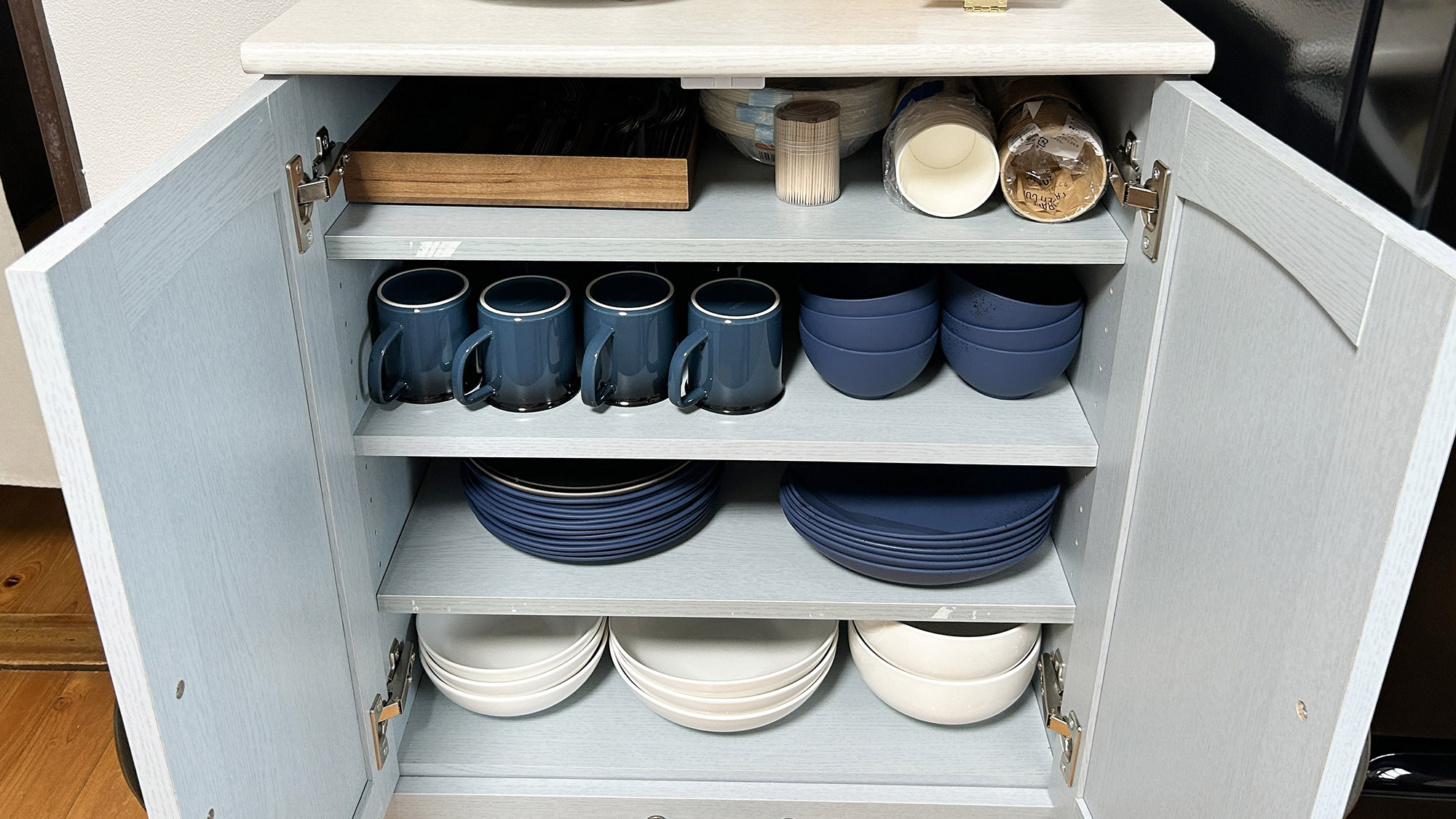 ・【カトラリー】ブルーとホワイトを基調としたカトラリー、鮮やかに食卓を彩ります