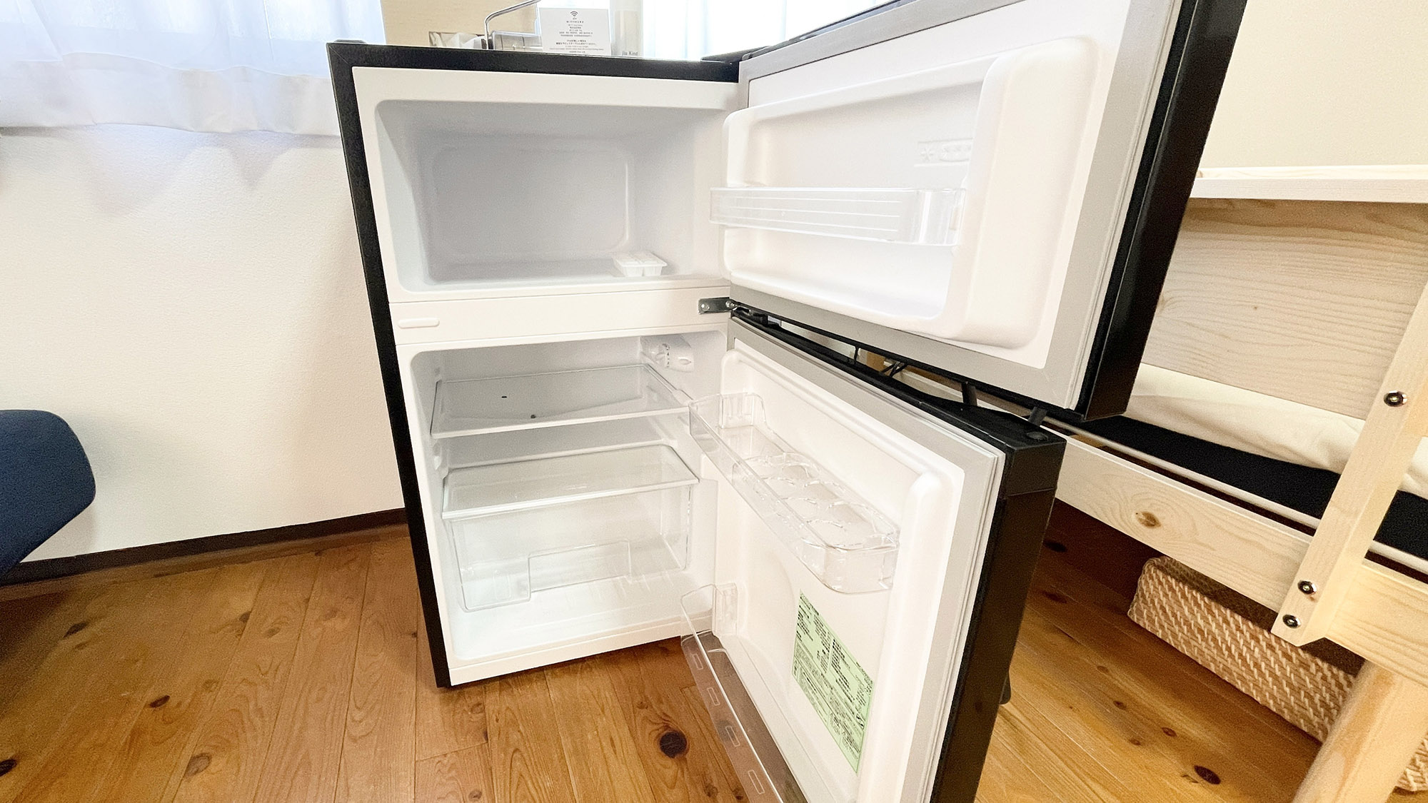 ・【102・冷蔵庫】各部屋に冷蔵庫を完備、就寝時にも冷えたドリンクをお飲みいただけます