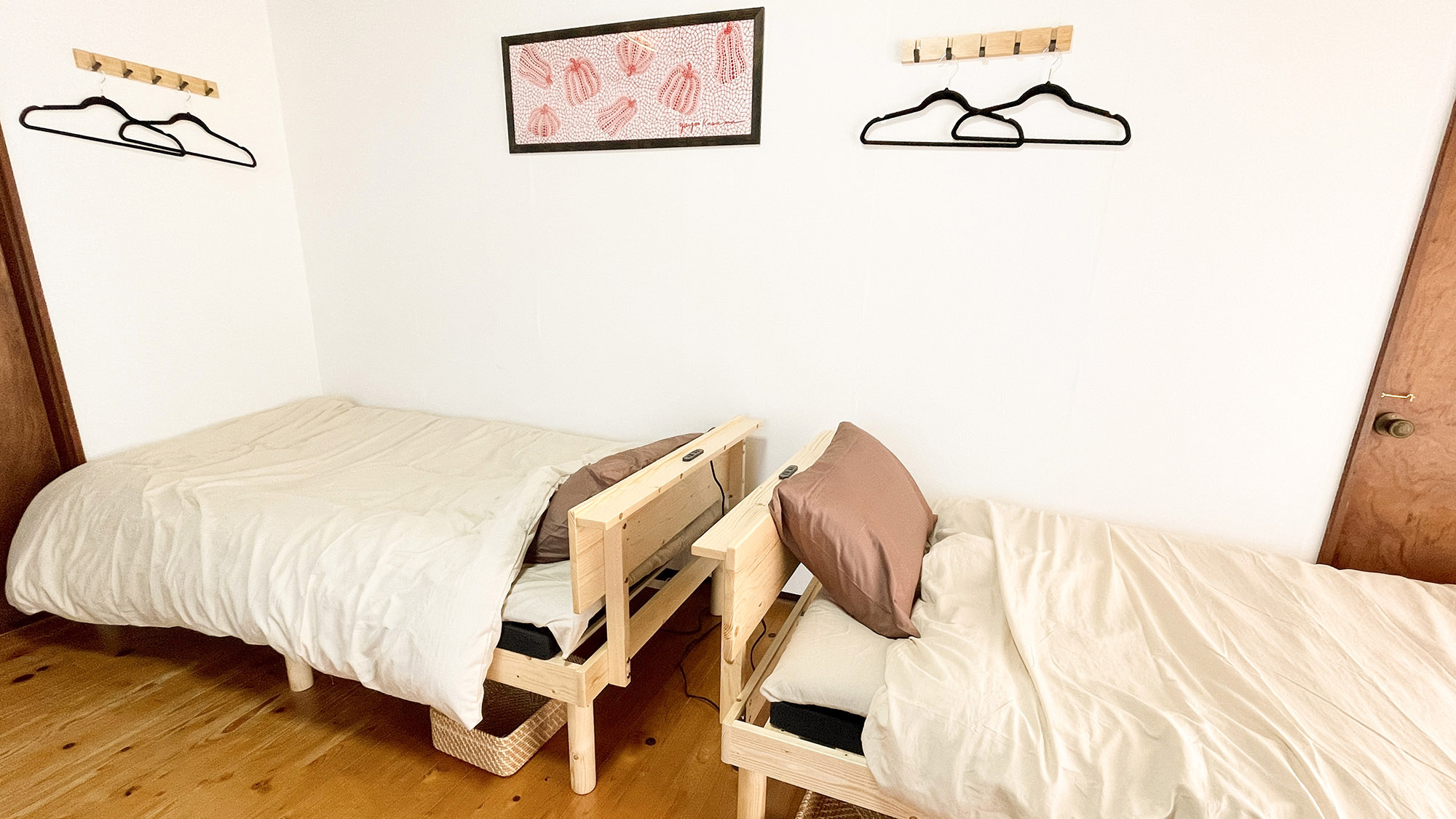 ・【102・寝室】ベッド下には各自の荷物も収納可能です