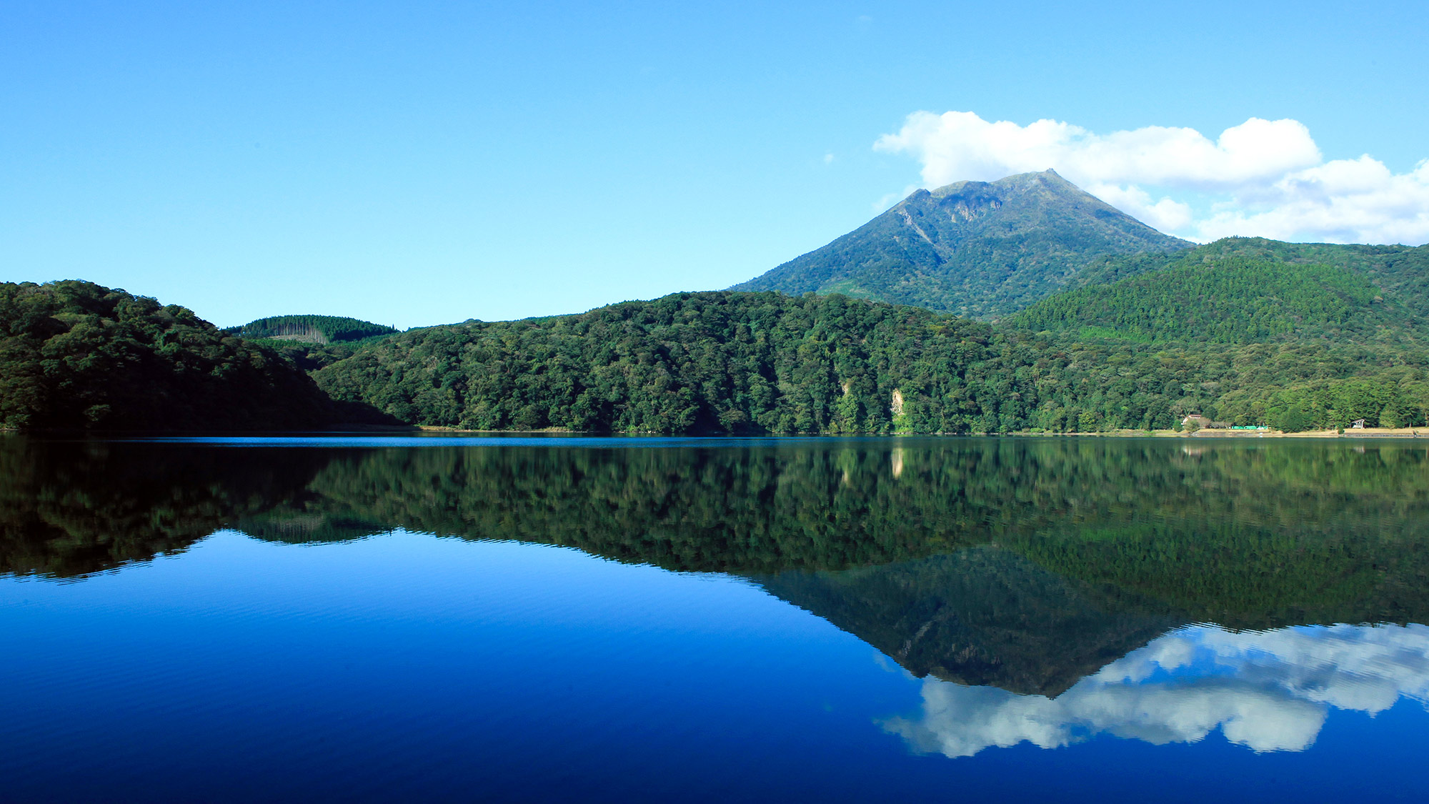 ・【観光情報】神秘的な御池の湖面に映る、絶景の稜線
